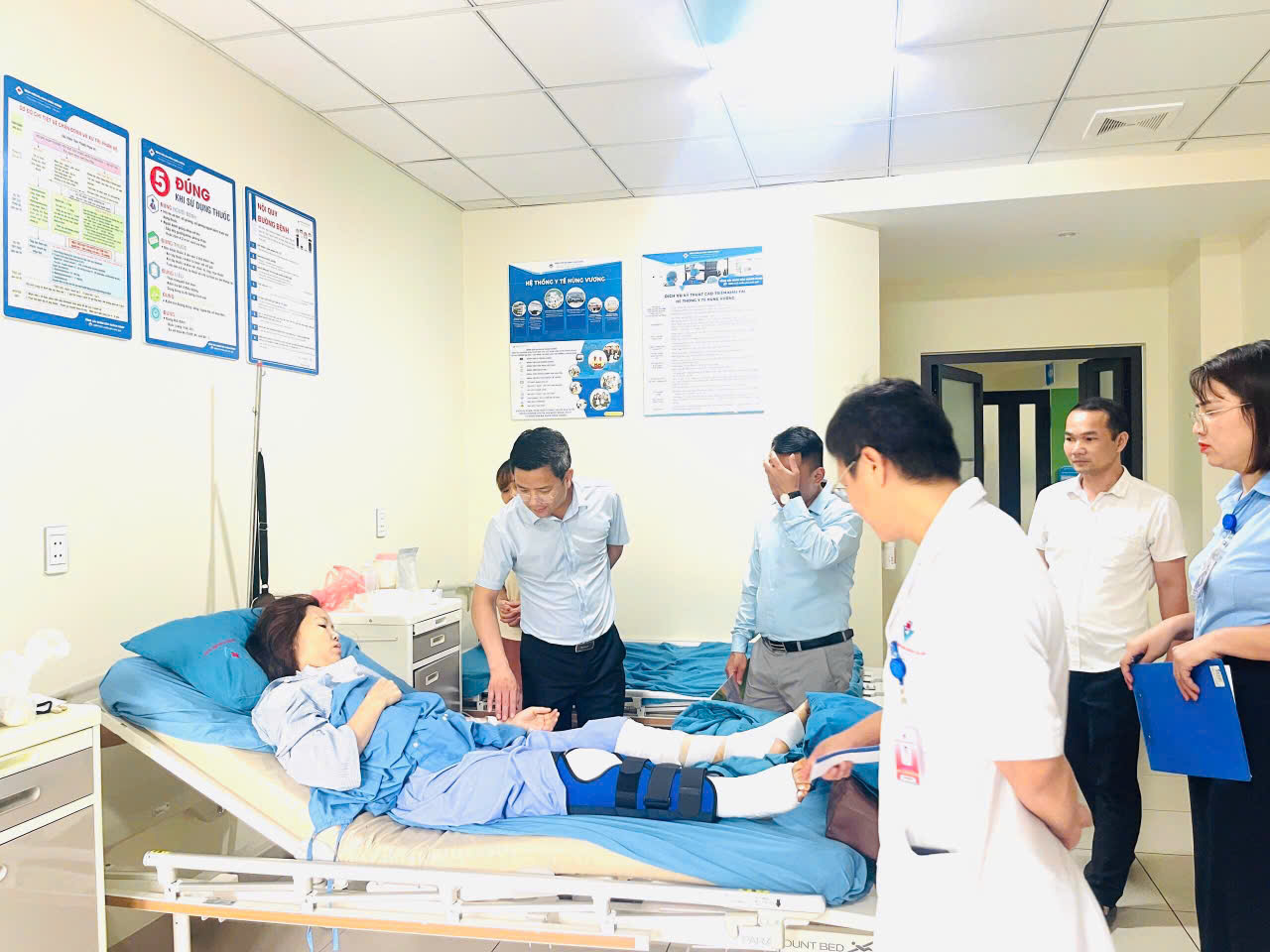 Lãnh đạo xã Nhữ Khê thăm hỏi, động viên các công dân bị tai nạn giao thông