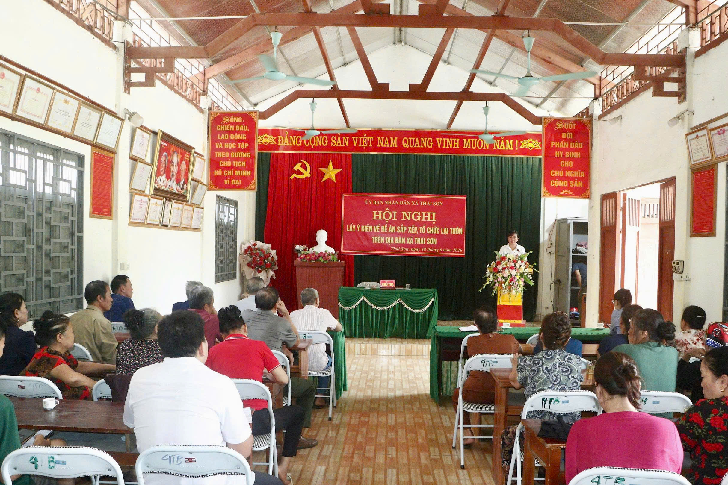 Đồng chí Phùng Thị Tuyết Mai, Phó Bí thư Thường trực Đảng ủy, Chủ tịch HĐND xã dự hội nghị lấy ý kiến Nhân dân về Đề án sắp xếp, tổ chức lại thôn trên địa bàn xã tại thôn 4 Thái Bình