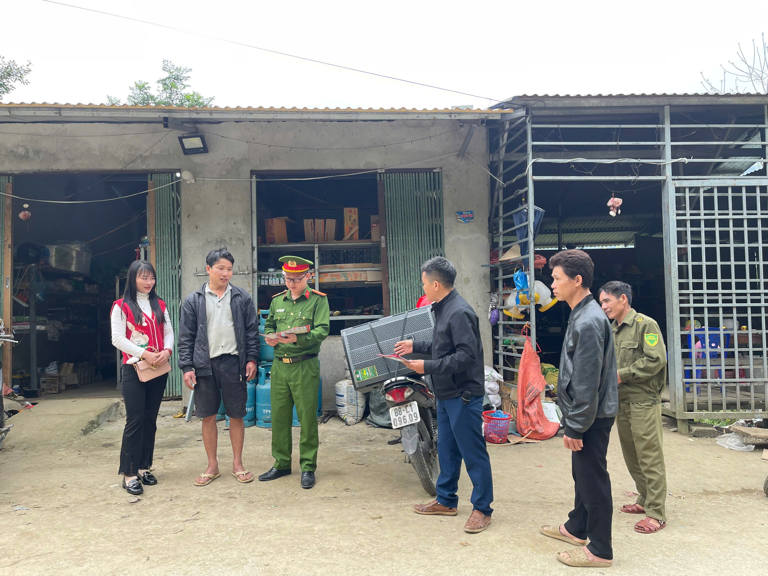 TIẾNG LOA TRUYỀN THANH LAN TỎA THÔNG TIN VỀ BẦU CỬ