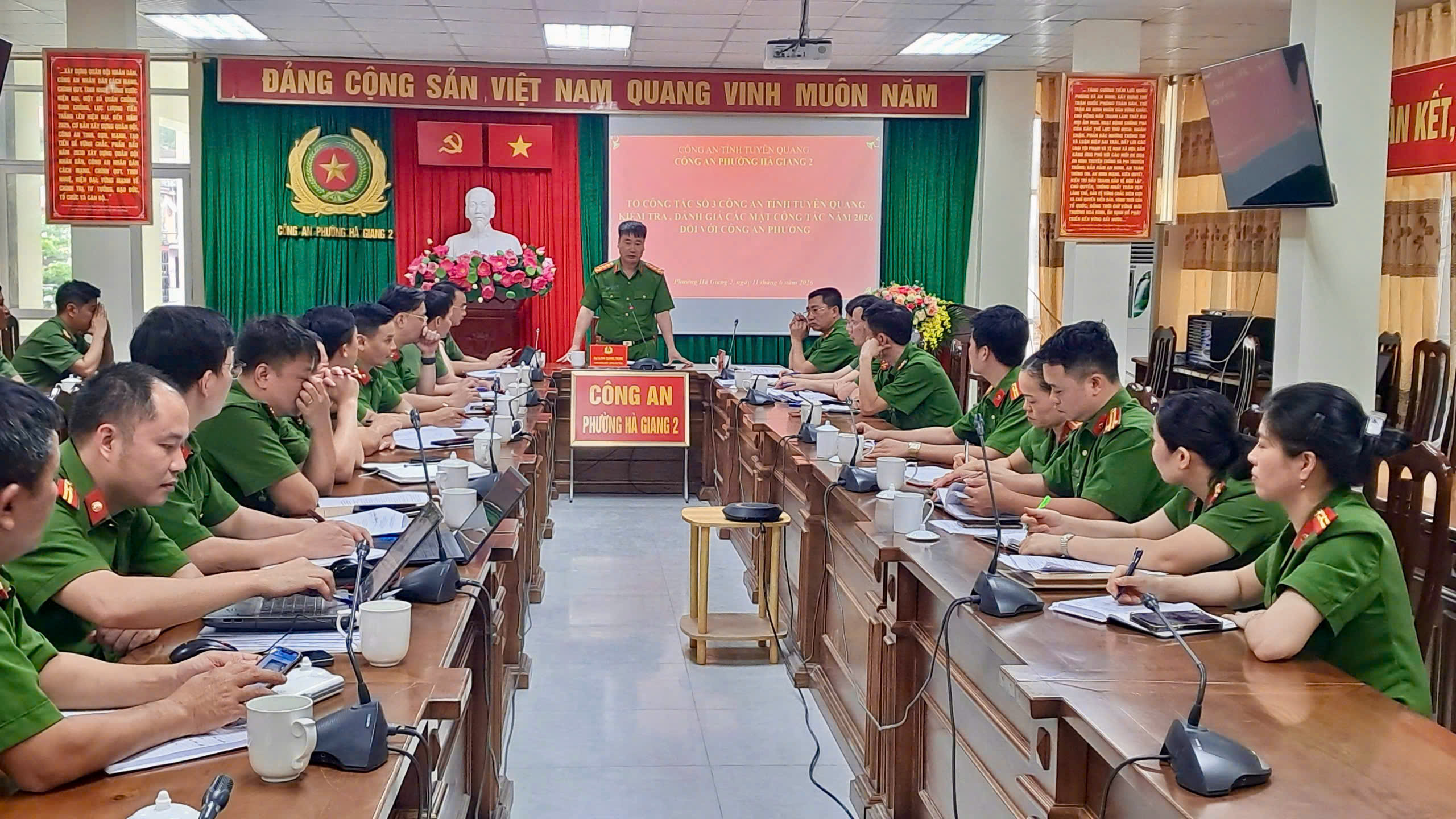 LÃNH ĐẠO CÔNG AN TỈNH LÀM VIỆC TẠI CÔNG AN PHƯỜNG HÀ GIANG 2