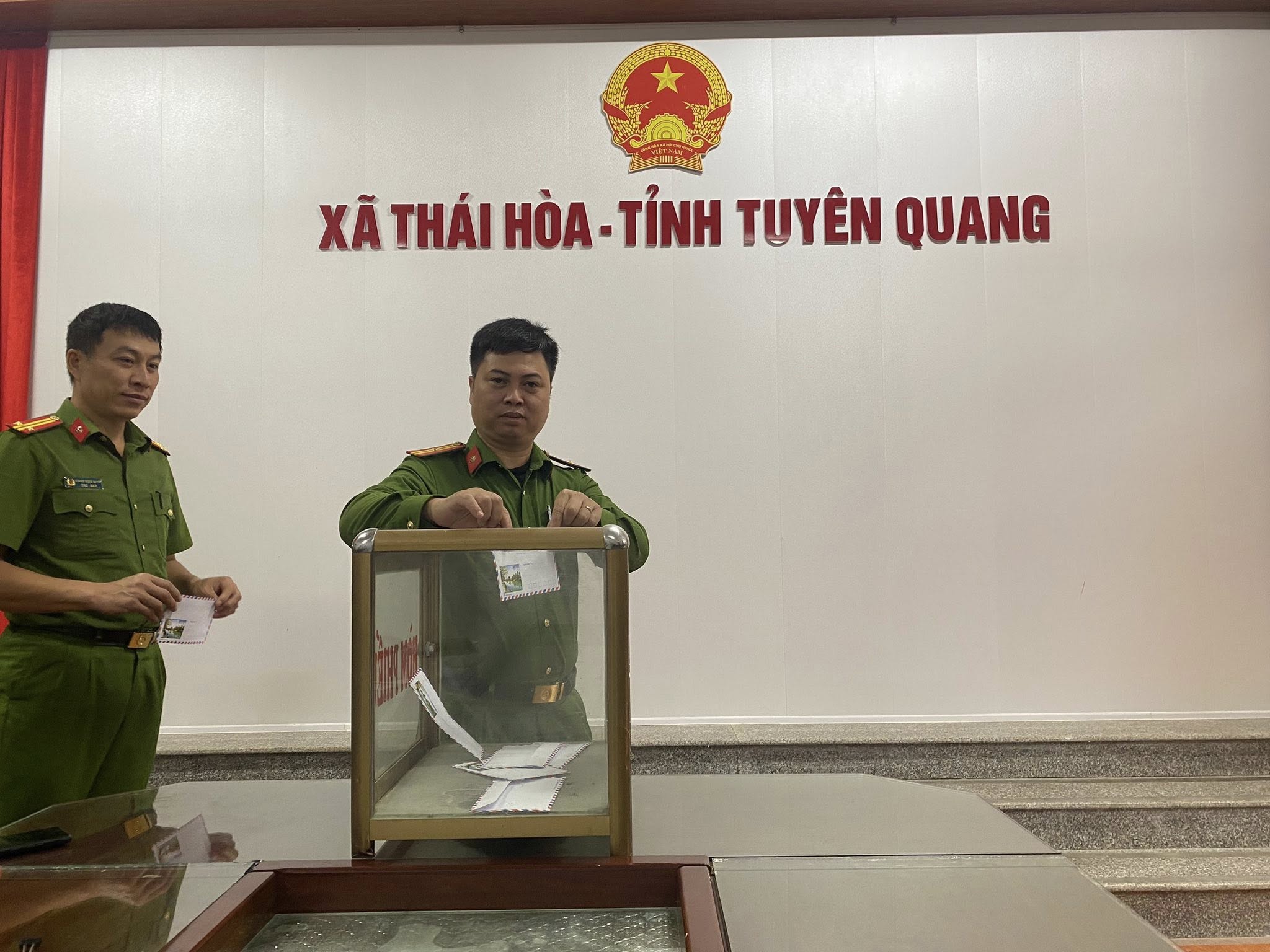 CÔNG AN XÃ THÁI HÒA TỔ CHỨC QUYÊN GÓP, ỦNG HỘ HỌC SINH CÓ HOÀN CẢNH KHÓ KHĂN BỊ TAI NẠN