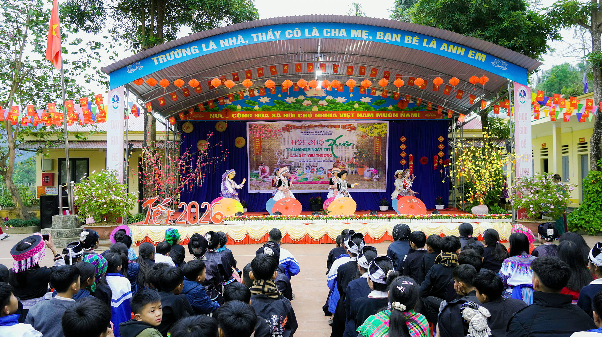 hội chợ xu&acirc;n THCS bản ng&ograve; (2).jpg