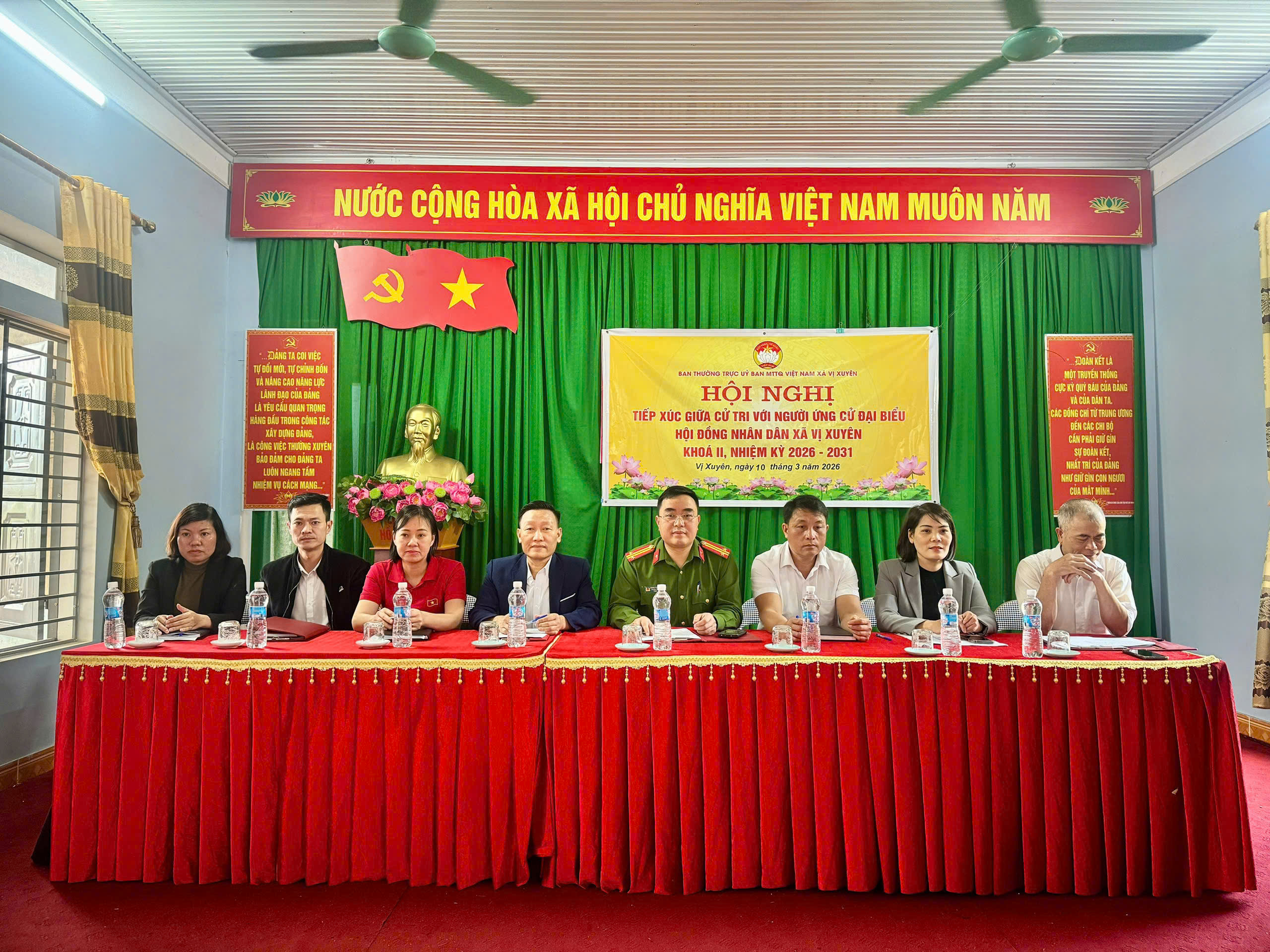 TRUNG TÁ HOÀNG TRUNG TUYẾN, TRƯỞNG CÔNG AN XÃ VỊ XUYÊN TIẾP XÚC CỬ TRI TẠI CÁC THÔN TRƯỚC KỲ BẦU CỬ