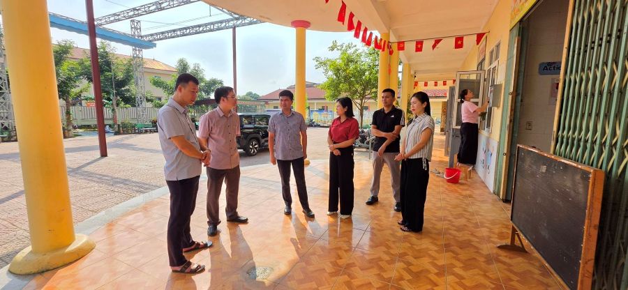Chủ tịch UBND xã Trần Minh Hữu kiểm tra công tác chuẩn bị năm học mới