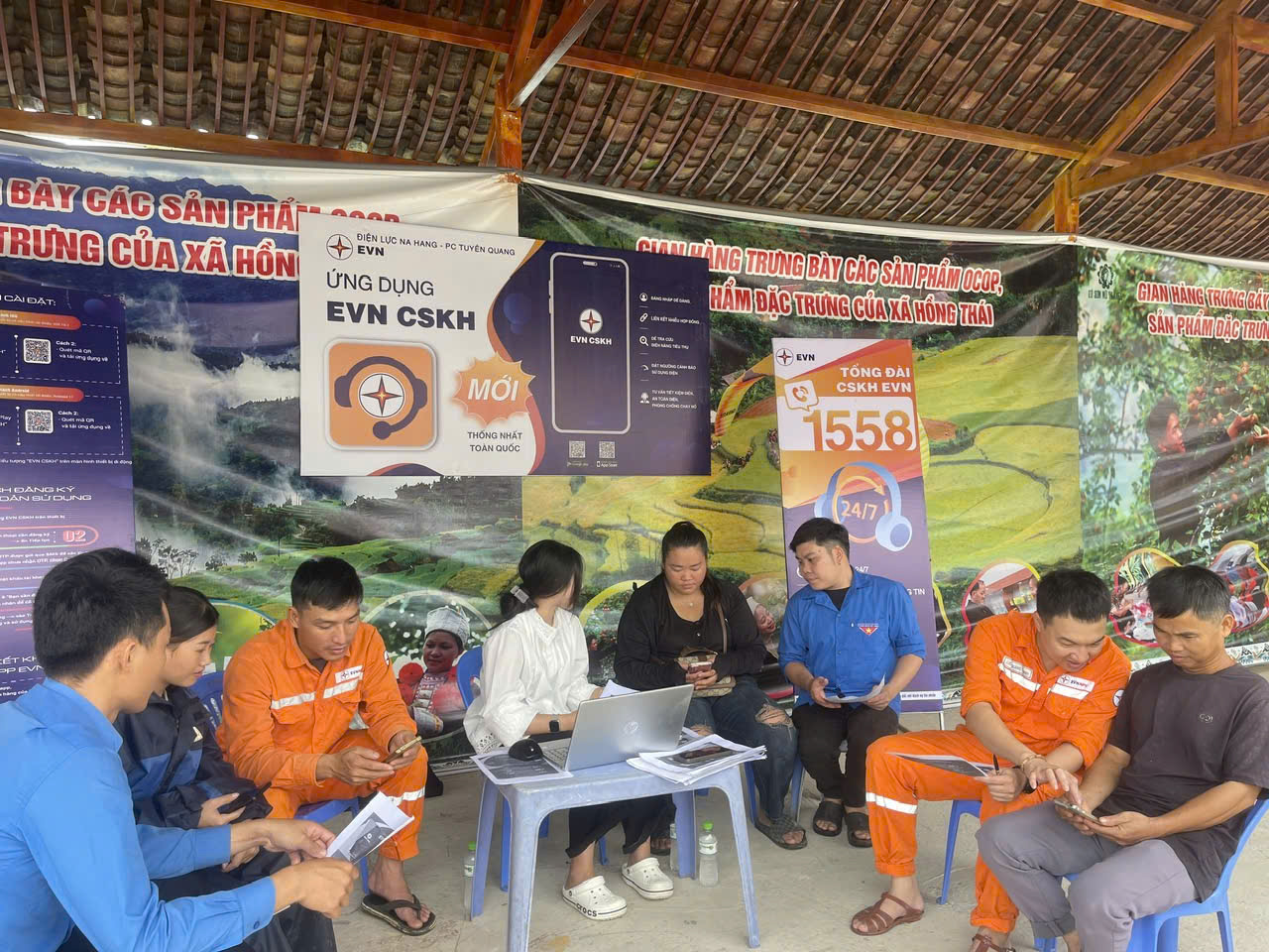 Tuổi trẻ Hồng Thái đồng hành cùng người dân cài đặt ứng dụng EVN CSKH