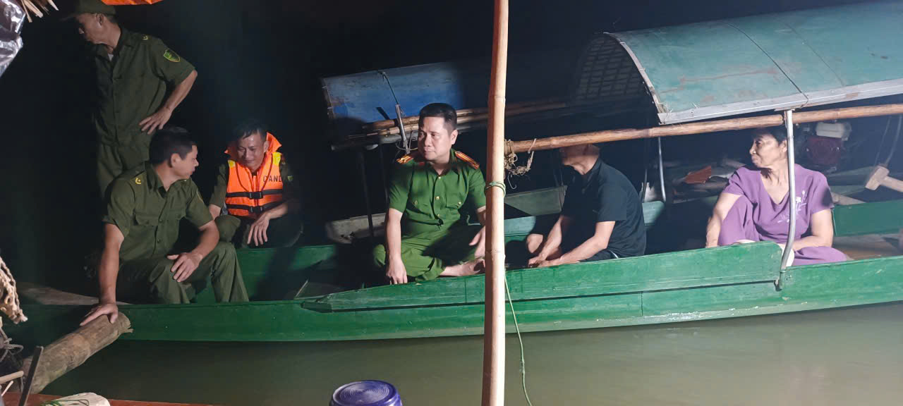 KHẨN TRƯƠNG TÌM KIẾM CHÁU BÉ MẤT TÍCH DƯỚI SÔNG LÔ