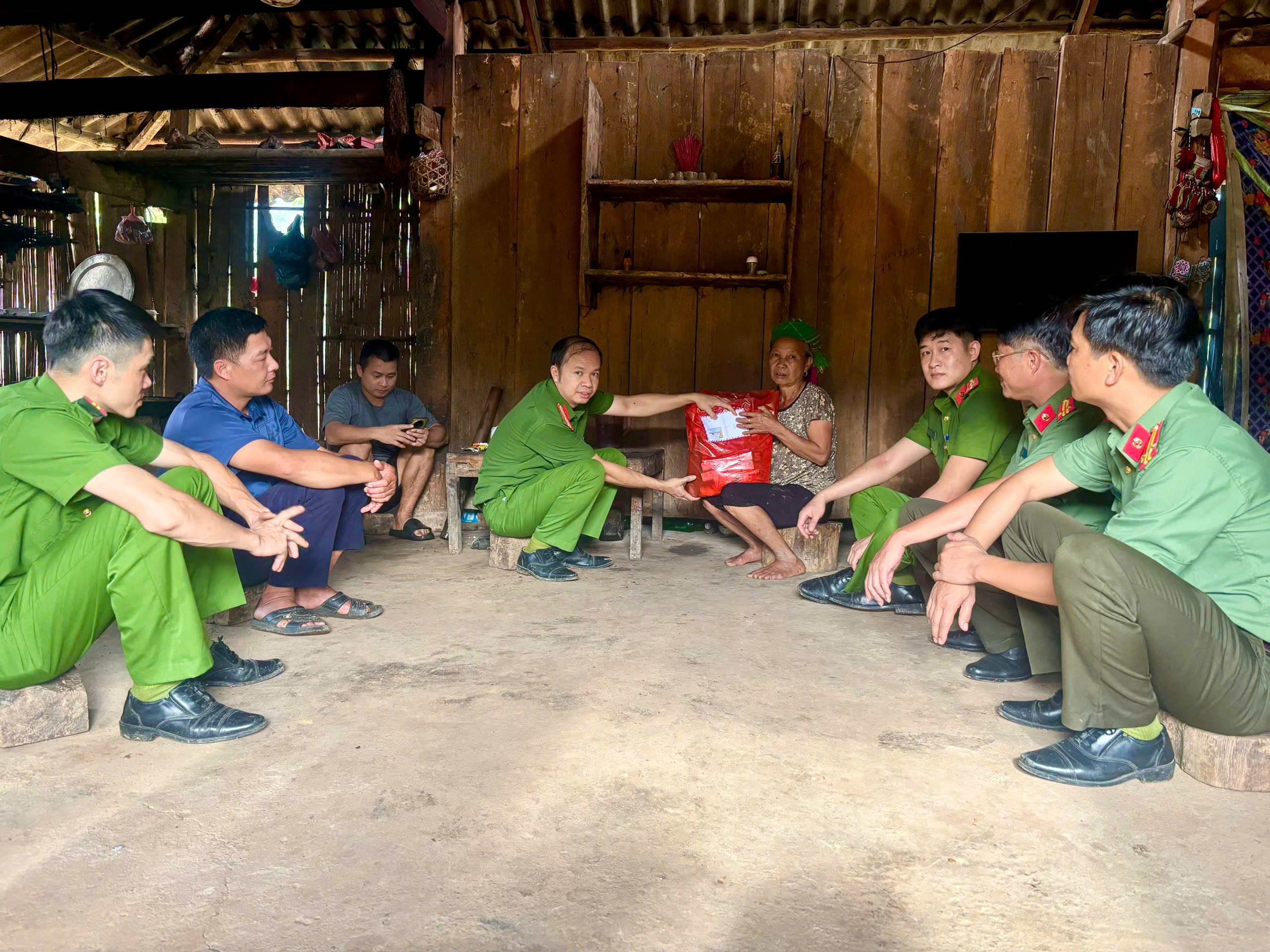 CÔNG AN XÃ GIÁP TRUNG TRI ÂN 81 NĂM NGÀY TRUYỀN THỐNG LỰC LƯỢNG CÔNG AN NHÂN DÂN VÀ 21 NĂM NGÀY HỘI TOÀN DÂN BẢO VỆ AN NINH TỔ QUỐC