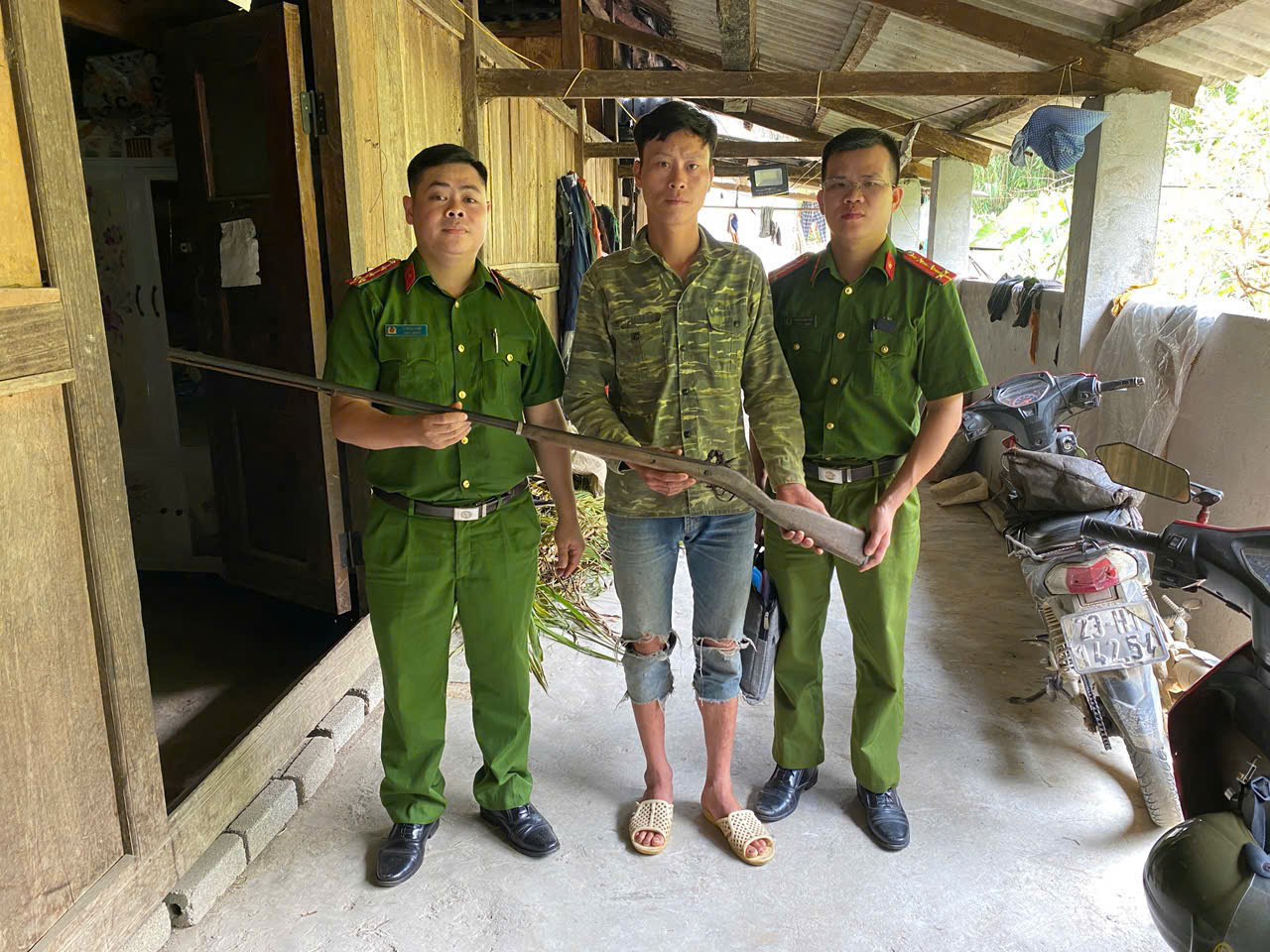 CHỦ ĐỘNG BÁM, NẮM ĐỊA BÀN, TĂNG CƯỜNG TUYÊN TRUYỀN, VẬN ĐỘNG THU HỒI VŨ KHÍ, VẬT LIỆU NỔ, CÔNG CỤ HỖ TRỢ