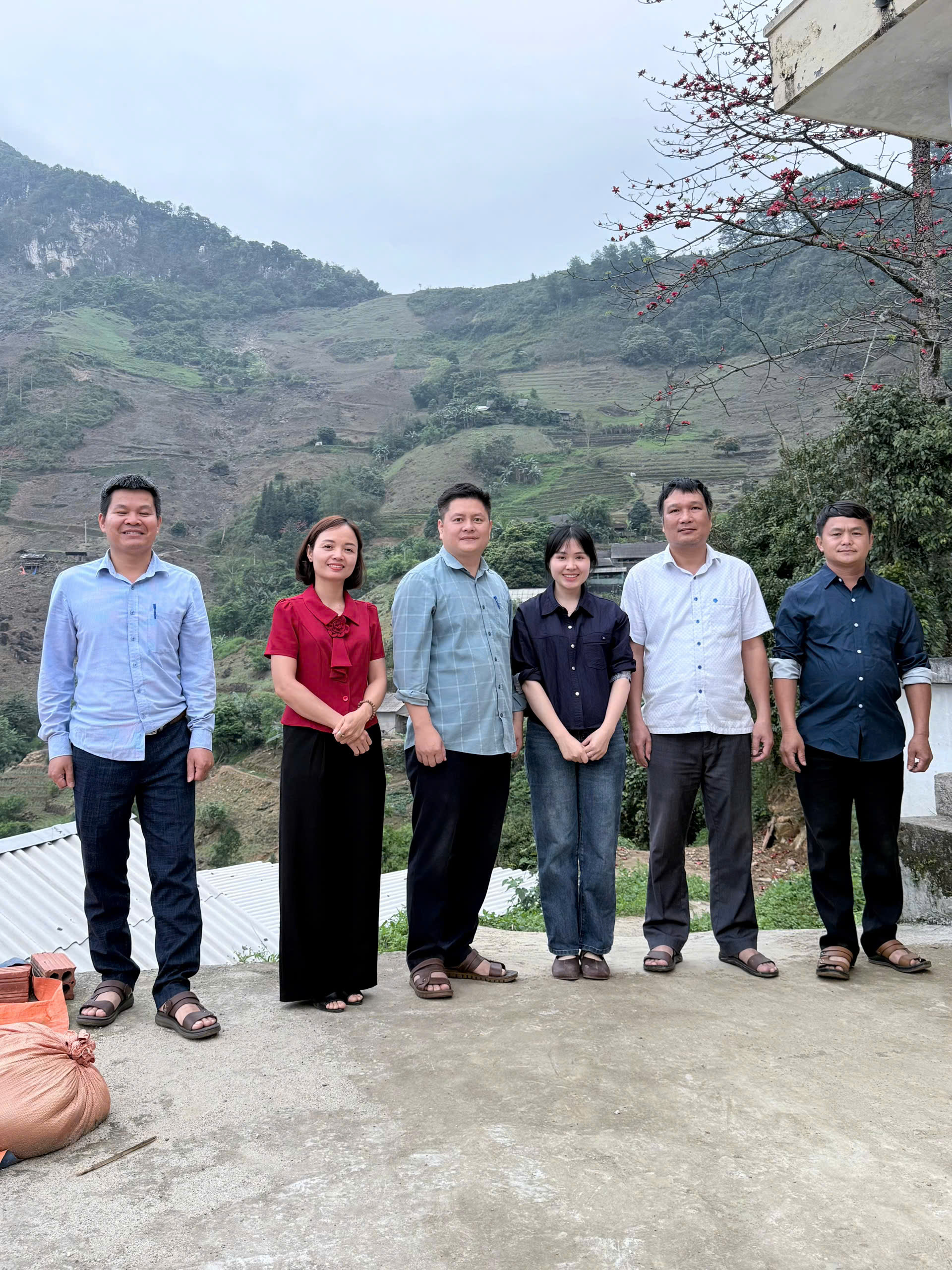 ĐOÀN KIỂM TRA UBND XÃ MINH TÂN LÀM VIỆC TẠI THÔN XÍN CHẢI 