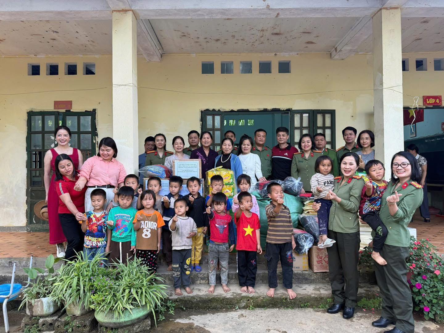 TRAO LỢN GIỐNG, LƯƠNG THỰC, QUÀ TẶNG, QUẦN ÁO RÉT CHO CÁC GIA ĐÌNH CÓ HOÀN CẢNH KHÓ KHĂN Ở ĐỊA BÀN VÙNG CAO