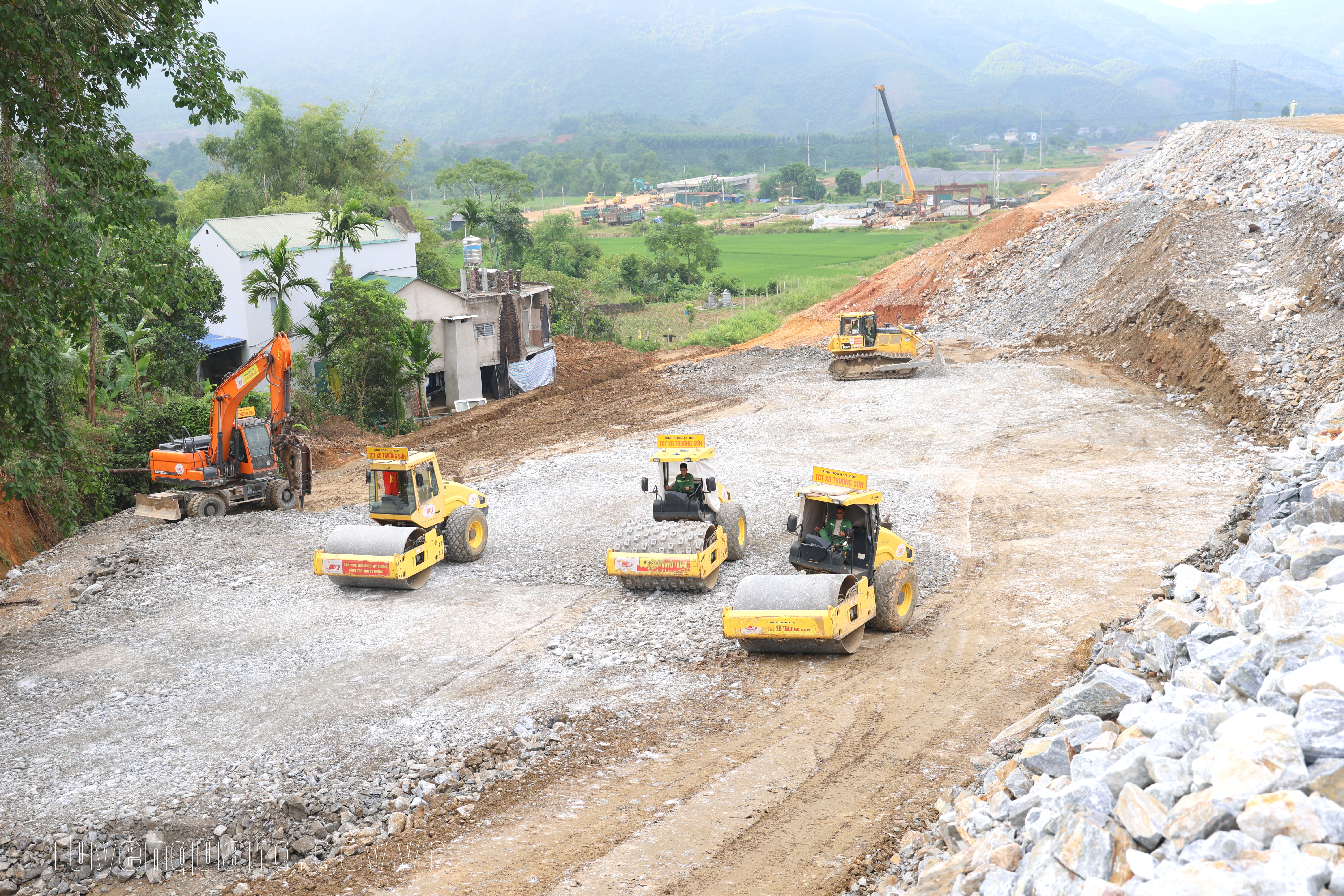 Thi công xuyên lễ trên công trường cao tốc Tuyên Quang - Hà Giang