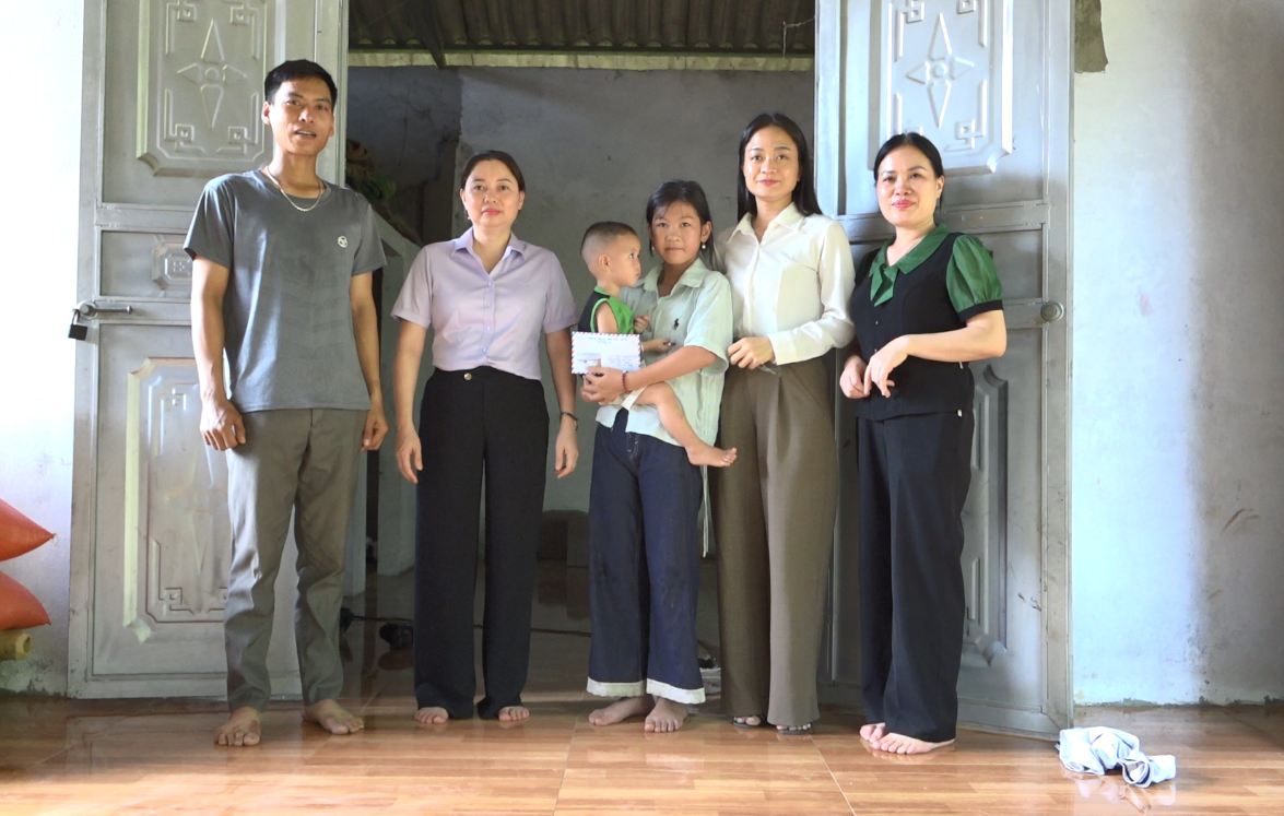 Bí thư Đảng ủy, Chủ tịch HĐND xã Nguyễn Thùy Linh thăm, tặng quà các cháu thiếu nhi có hoàn cảnh khó khăn trên địa bàn xã