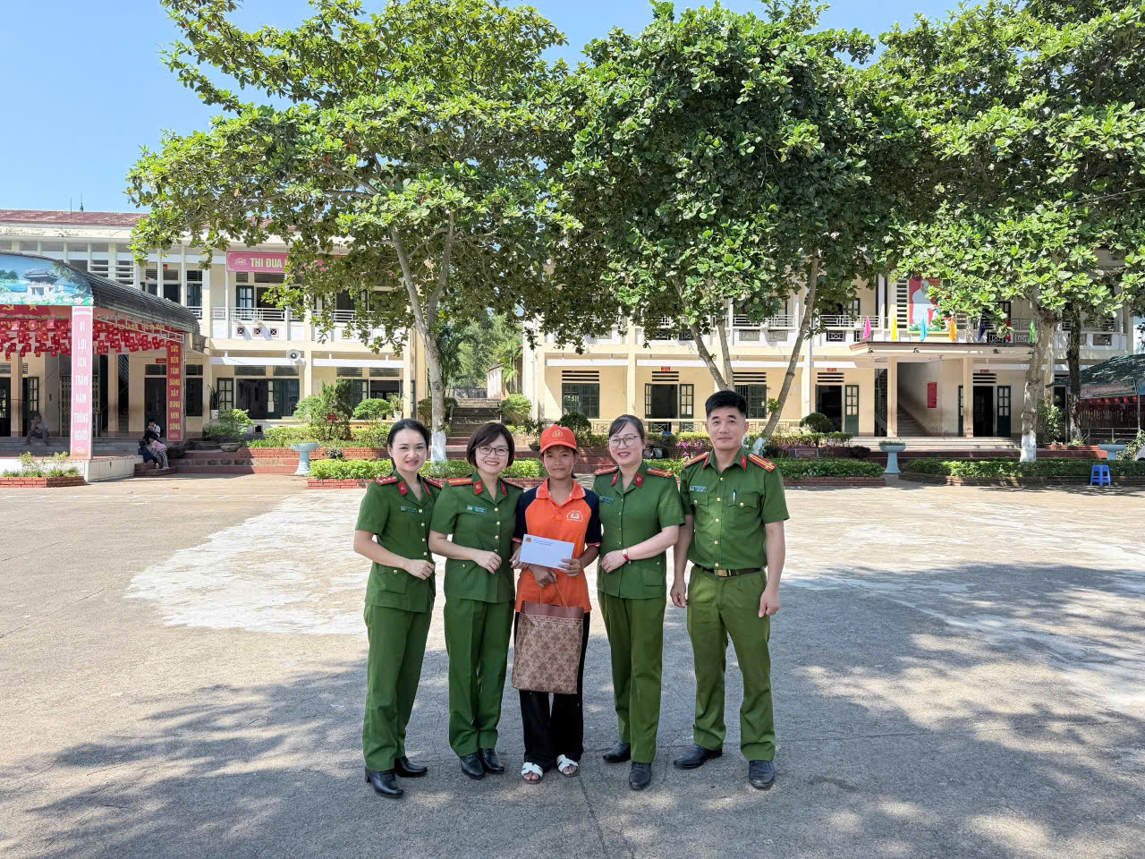 ẤM ÁP TÌNH CẢM CÔNG AN XÃ LINH HỒ DÀNH CHO “CON NUÔI” TRƯỚC THỀM NĂM HỌC MỚI