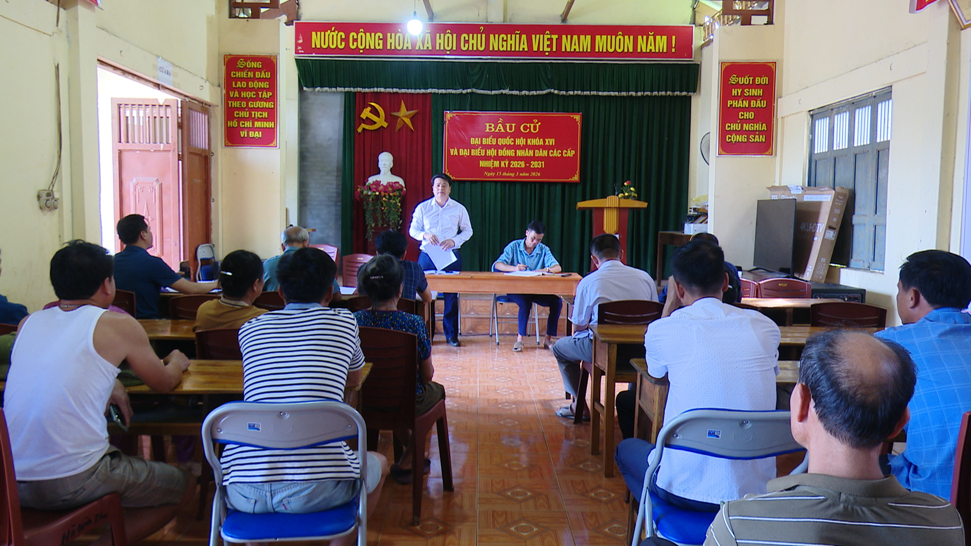 ĐỒNG CHÍ LÊ VĂN DƯƠNG LÀM VIỆC VỚI THÔN BẢN ĐỒN VỀ TRIỂN KHAI  THI CÔNG CÔNG TRÌNH GIAO THÔNG