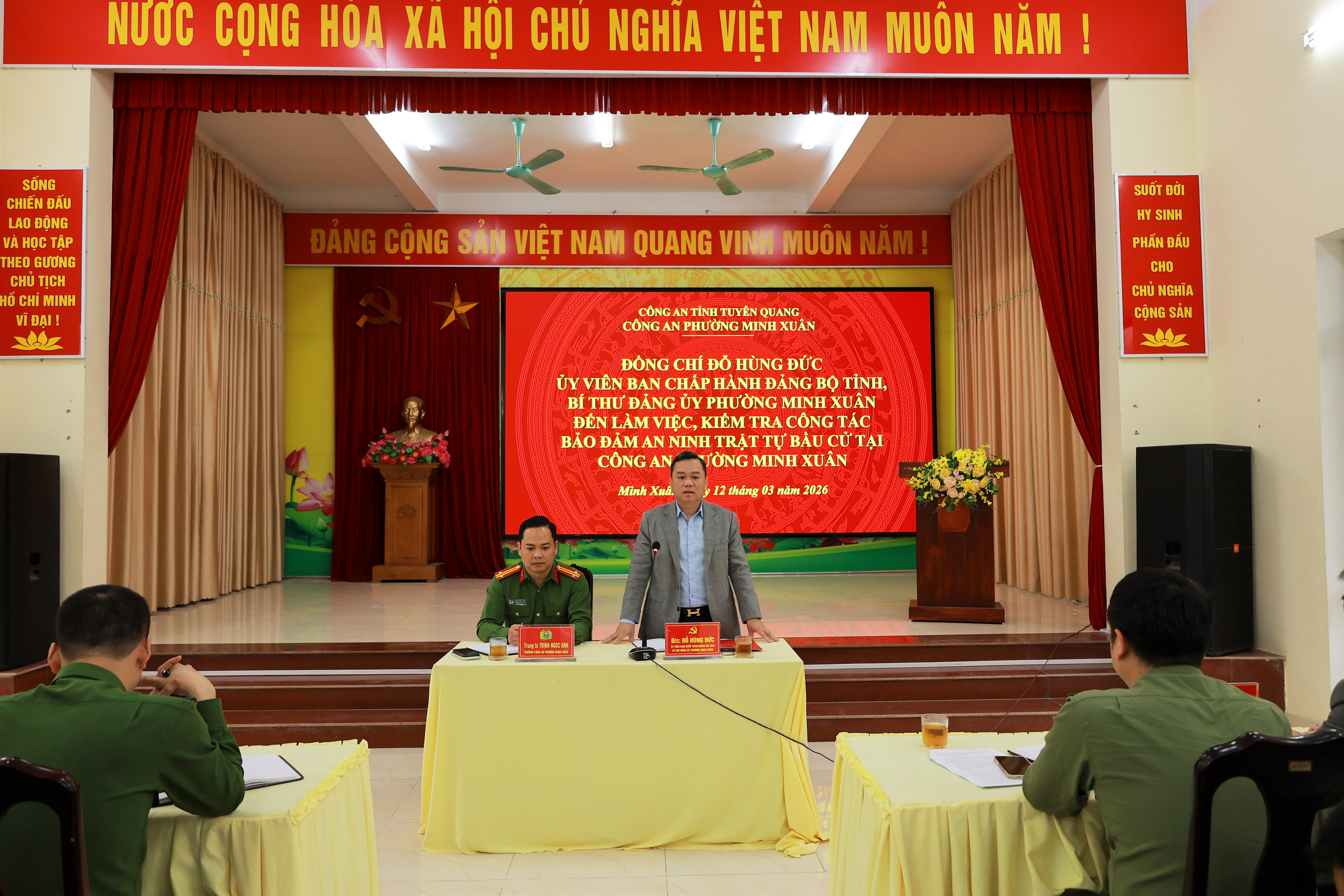 Đồng chí Bí thư Đảng ủy phường Minh Xuân Đỗ Hùng Đức - Kiểm tra, nắm bắt tình hình bảo đảm an ninh trật tự phục vụ bầu cử tại Công an phường Minh Xuân