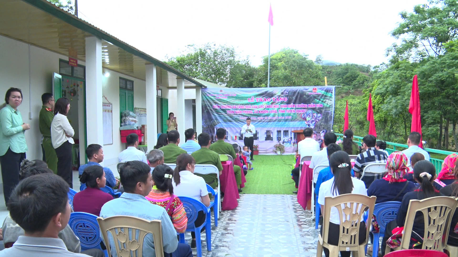 LỄ KHÁNH THÀNH, TRAO TẶNG NHÀ LỚP HỌC VÀ TẶNG QUÀ TẠI ĐIỂM TRƯỜNG MẦM NON NẬM PHANG