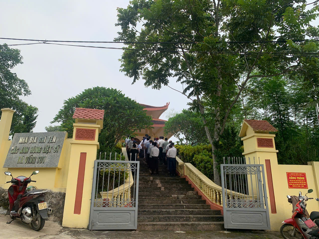 Viếng bia dịp 27 th 7 ảnh cổng.jpg