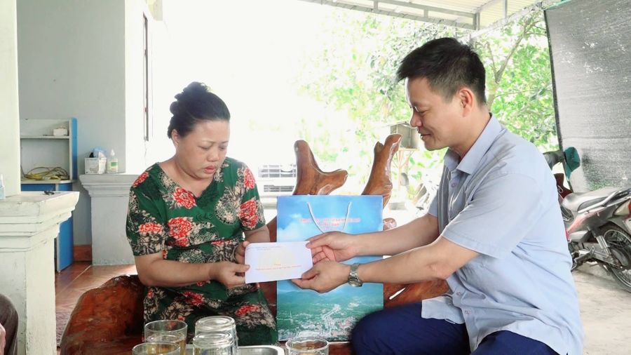 Đồng chí Phó Chủ tịch UBND xã Hoàng Quang Hùng thăm, tặng quà người khuyết tật nhân dịp 18/4