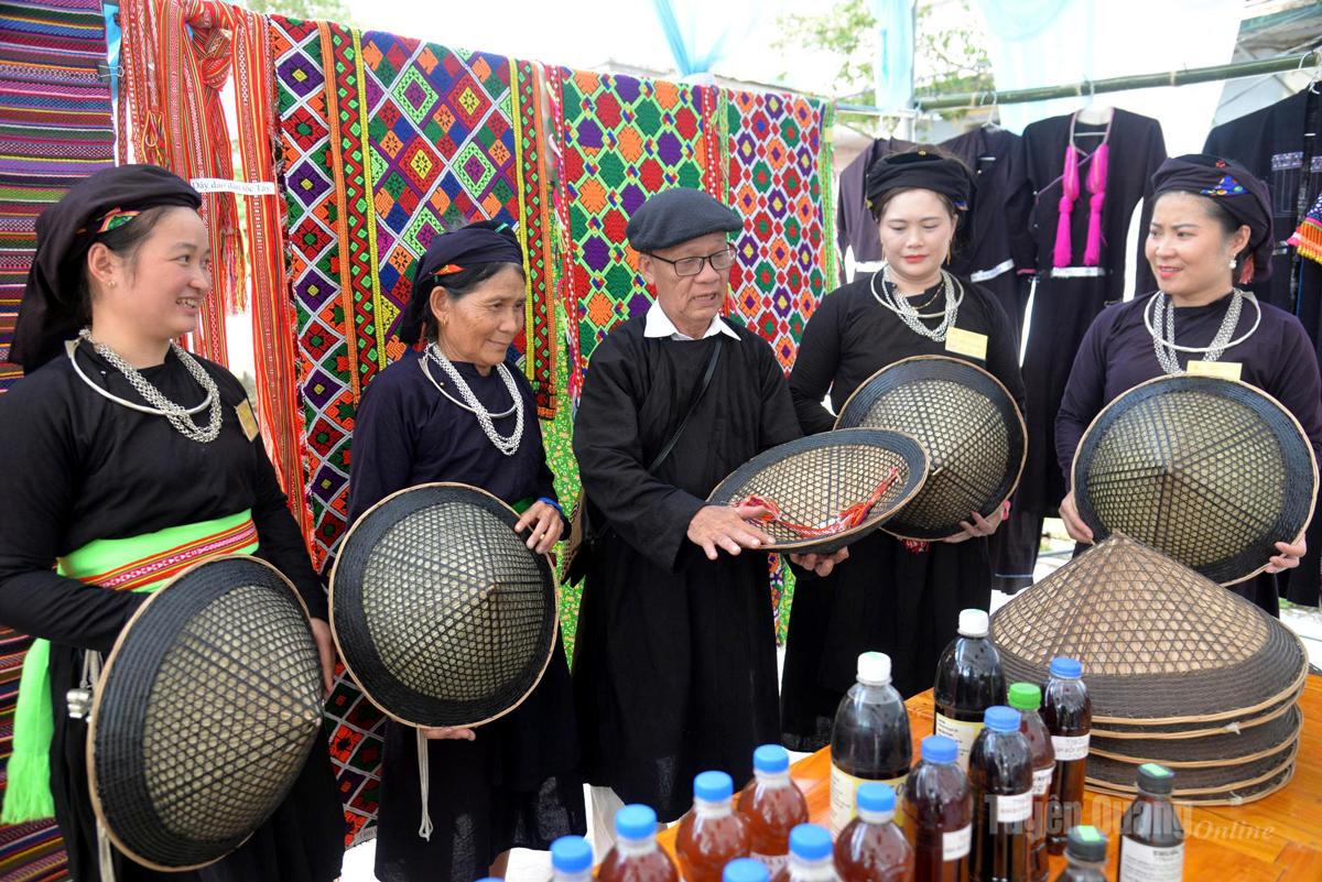 “Áo mới” cho​​​​​​​ làng nghề truyền thống