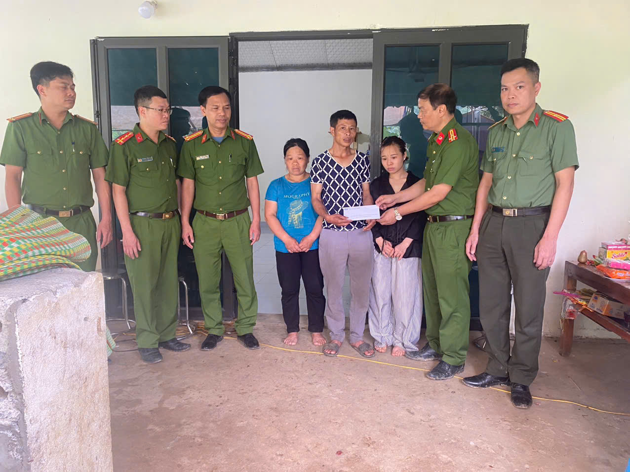 CÔNG AN XÃ MINH THANH VẬN ĐỘNG CÁN BỘ CHIẾN SĨ ỦNG HỘ GIA ĐÌNH HỌC SINH ĐUỐI NƯỚC