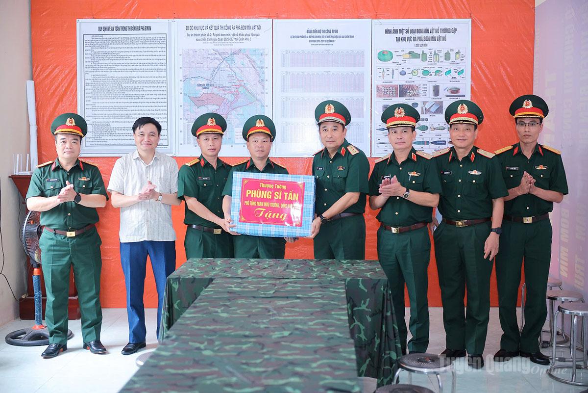 Thượng tướng Phùng Sĩ Tấn kiểm tra công tác rà phá bom mìn, tìm kiếm hài cốt liệt sĩ tại Tuyên Quang