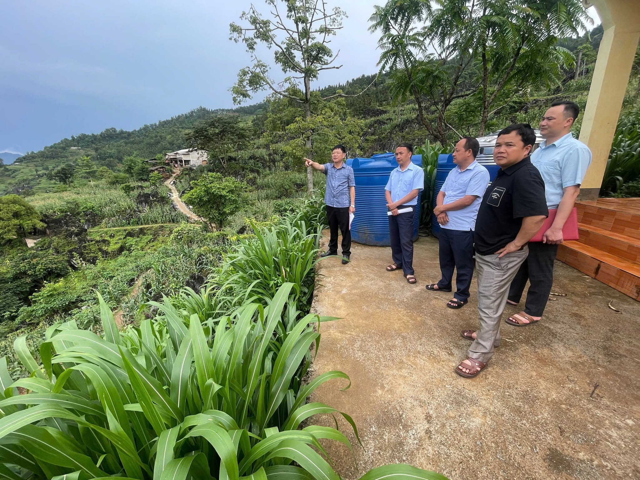 Đồng chí Nguyễn Trung Kiên – Bí thư Đảng ủy, Chủ tịch HĐND xã Lũng Phìn kiểm tra, rà soát công tác thực hiện phương án sắp xếp thôn trên địa bàn xã
