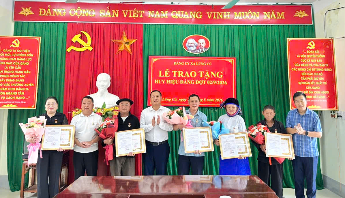 TRAO TẶNG HUY HIỆU ĐẢNG – TRÂN TRỌNG NHỮNG CỐNG HIẾN, TIẾP NỐI TRUYỀN THỐNG