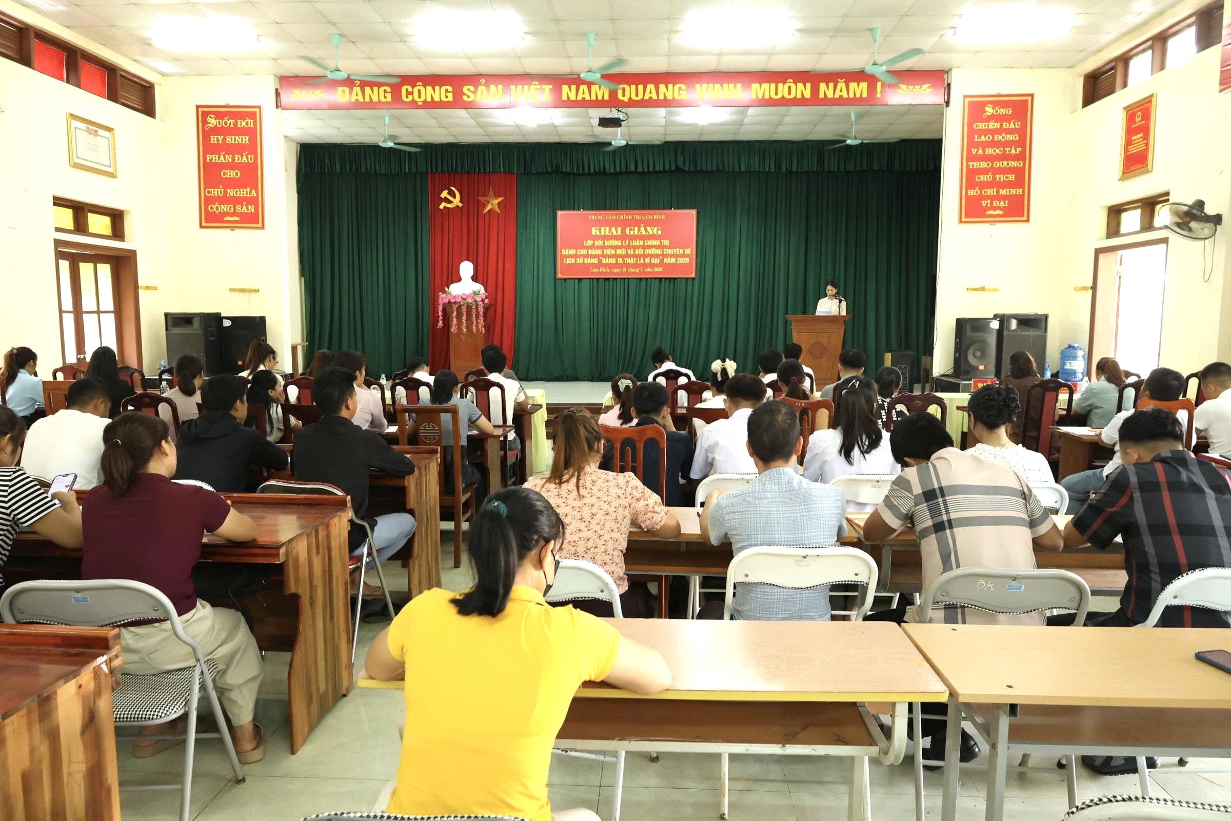 Khai giảng lớp bồi dưỡng lý luận chính trị dành cho đảng viên mới và bồi dưỡng chuyên đề lịch sử Đảng “Đảng ta thật là vĩ đại” năm 2026