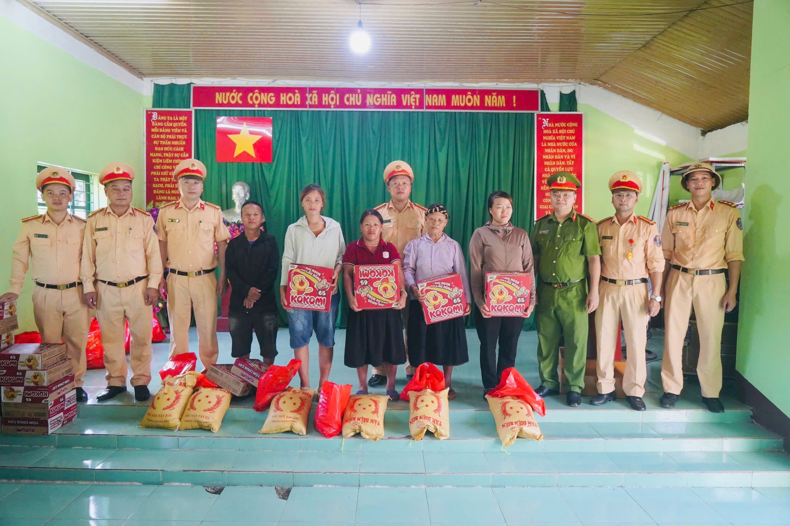 PHÒNG CSGT PHỐI HỢP CÔNG AN XÃ MANG YÊU THƯƠNG ĐẾN VÙNG LŨ TÂN TRỊNH 