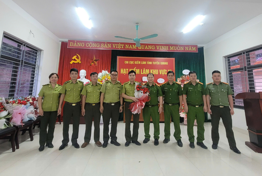 CÔNG AN XÃ THƯỢNG LÂM TẶNG HOA CHÚC MỪNG NGÀY TRUYỀN THỐNG LỰC LƯỢNG KIỂM LÂM VIỆT NAM