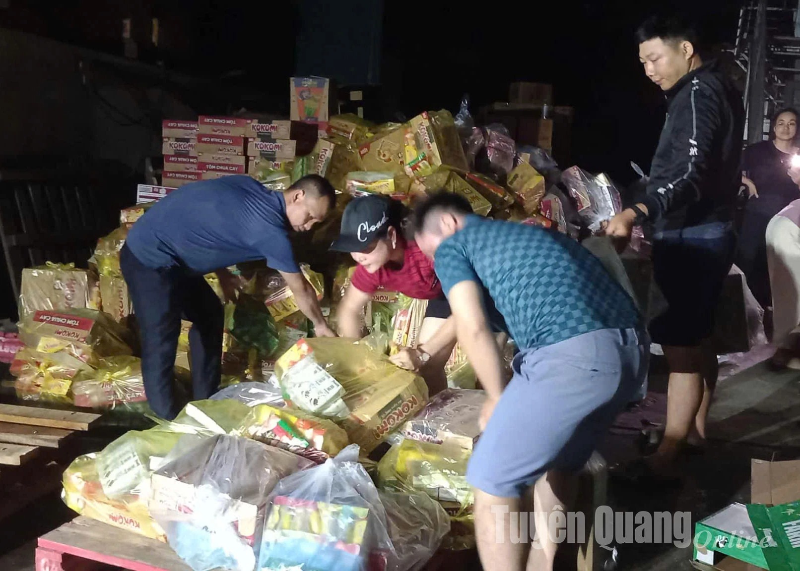 Ủy ban MTTQ tỉnh tiếp tục hỗ trợ nhu yếu phẩm cho người dân vùng ngập lụt