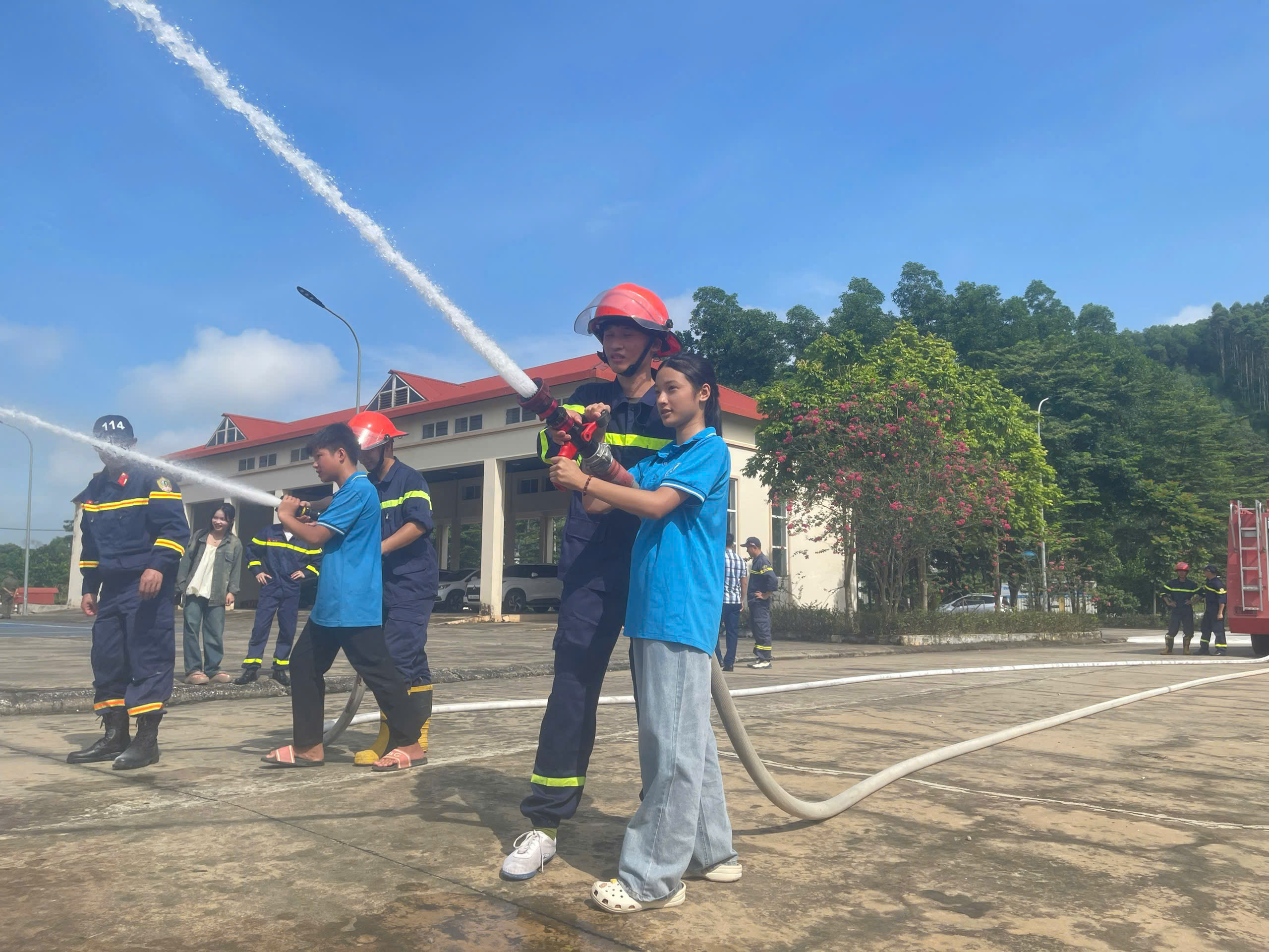 CÔNG AN XÃ BÌNH CA TUYÊN TRUYỀN, TRẢI NGHIỆM THỰC HÀNH KỸ NĂNG PHÒNG CHÁY, CHỮA CHÁY VÀ CỨU NẠN, CỨU HỘ
