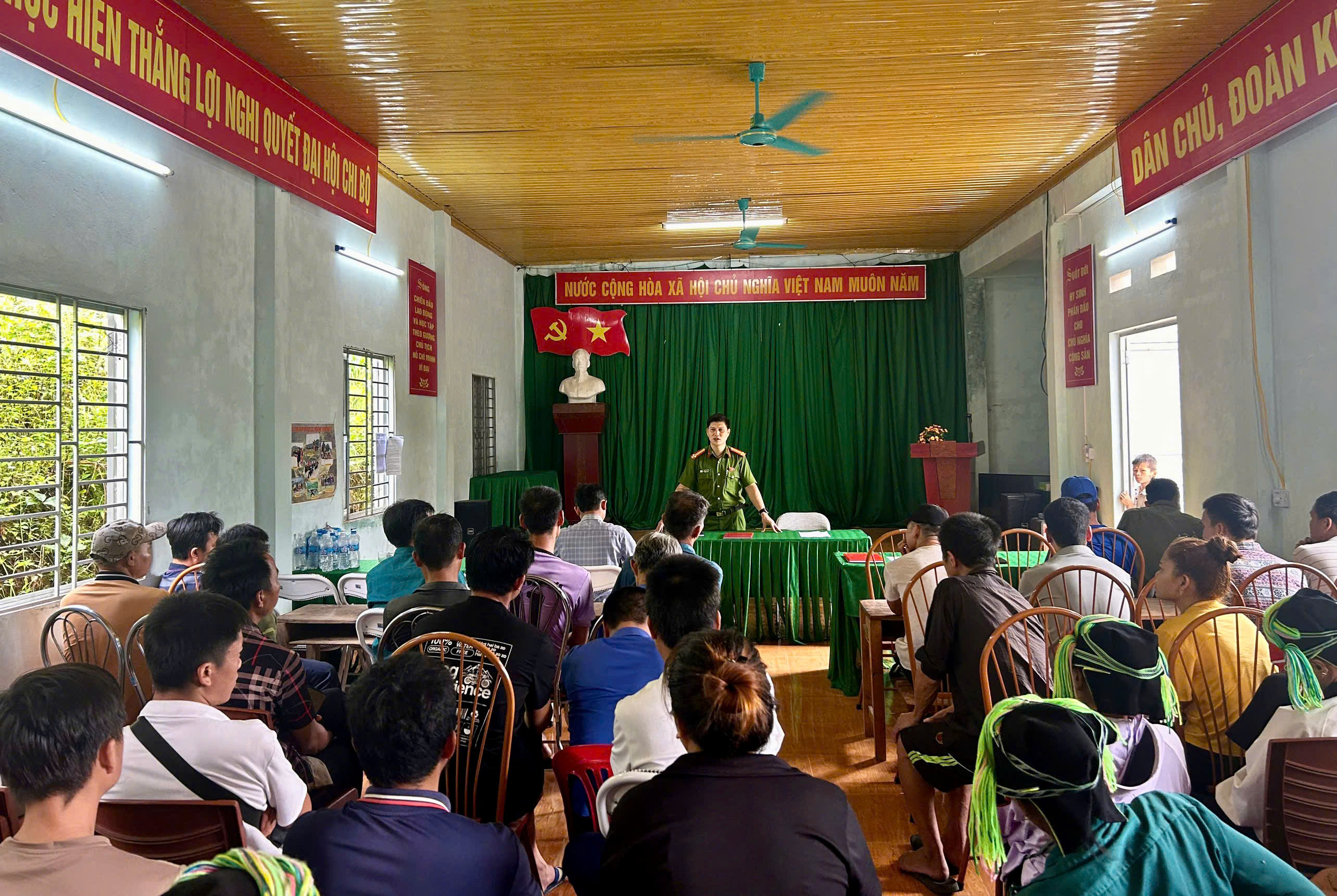 Công an xã Cao Bồ đẩy mạnh tuyên truyền an toàn giao thông và phòng, chống tội phạm tại thôn Thác Hùng