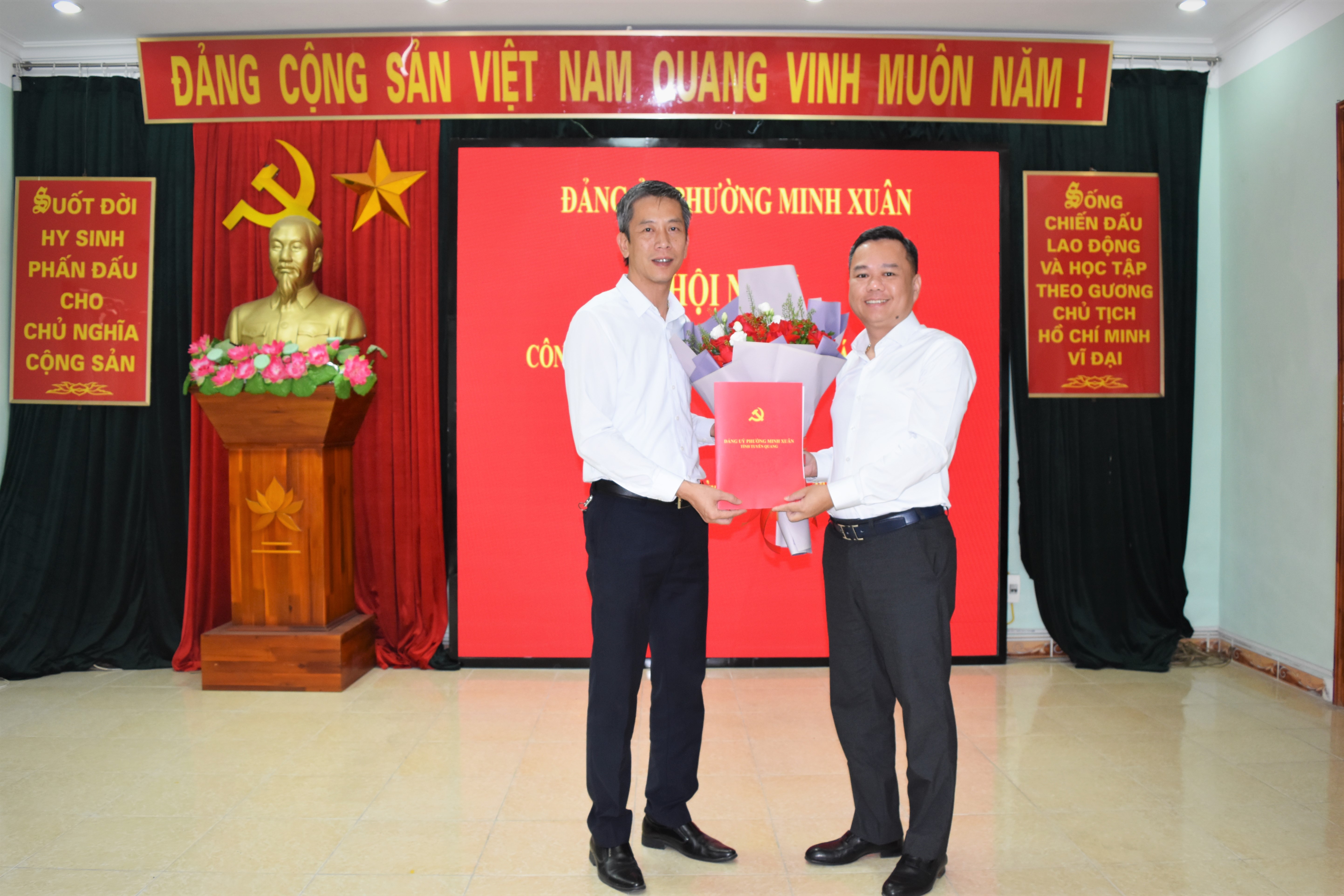 Đảng ủy phường Minh Xuân họp Ban Thường vụ - Chấp hành Đảng bộ phường cho ý kiến vào các nội dung công tác thuộc thẩm quyền và công bố Quyết định công tác cán bộ