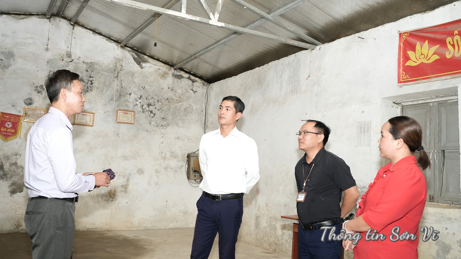 Đồng chí Phó chủ tịch UBND xã Sơn Vĩ Trần Việt Hùng kiểm tra công tác chuẩn bị năm học mới