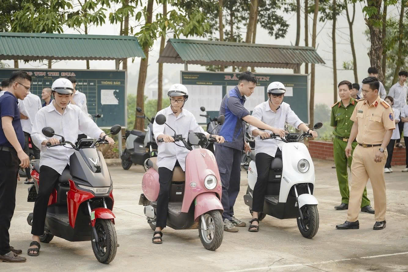 CÔNG AN XÃ XUÂN VÂN PHỐI HỢP TUYÊN TRUYỀN PHÁP LUẬT VỀ TTATGT TẠI TRƯỜNG THPT XUÂN VÂN