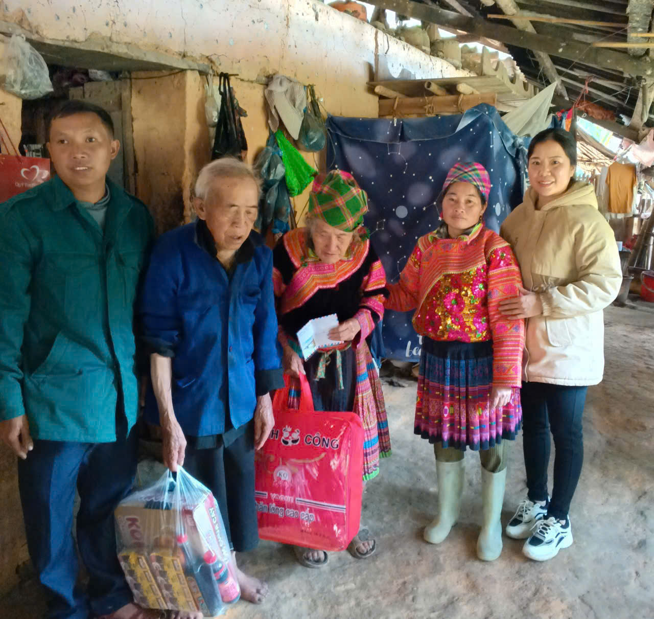 Trường Mầm non Thèn Chu Phìn tổ chức thăm hỏi, động viên các hộ gia đình có hoàn cảnh đặc biệt khó khăn