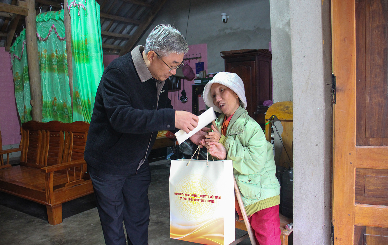 Đồng chí Bí thư Đảng ủy xã Thái Bình thăm, tặng quà hộ nghèo nhân dịp Tết Nguyên đán 2026 