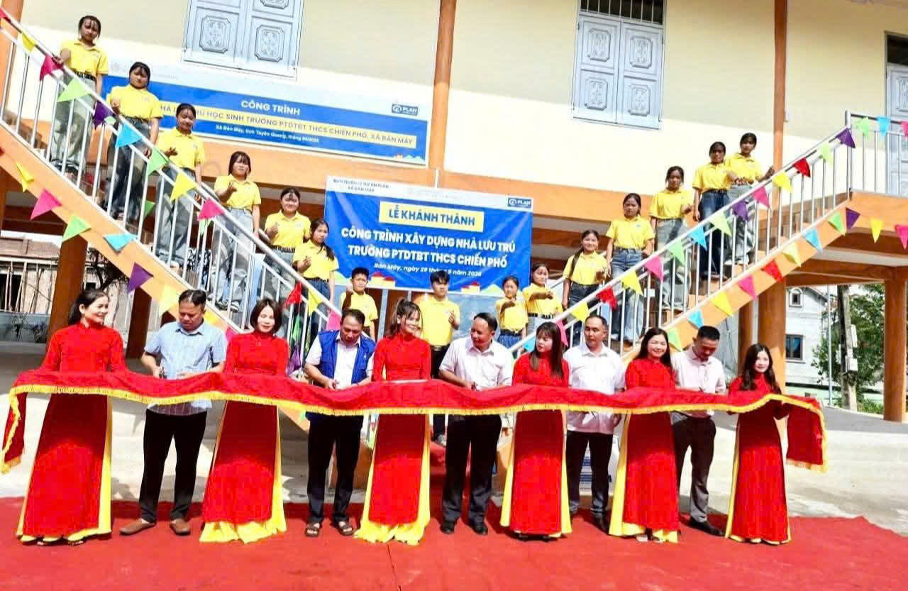 XÃ BẢN MÁY LONG TRỌNG TỔ CHỨC LỄ KHÁNH THÀNH NHÀ SÀN LƯU TRÚ TRƯỜNG PTDTBT THCS CHIẾN PHỐ