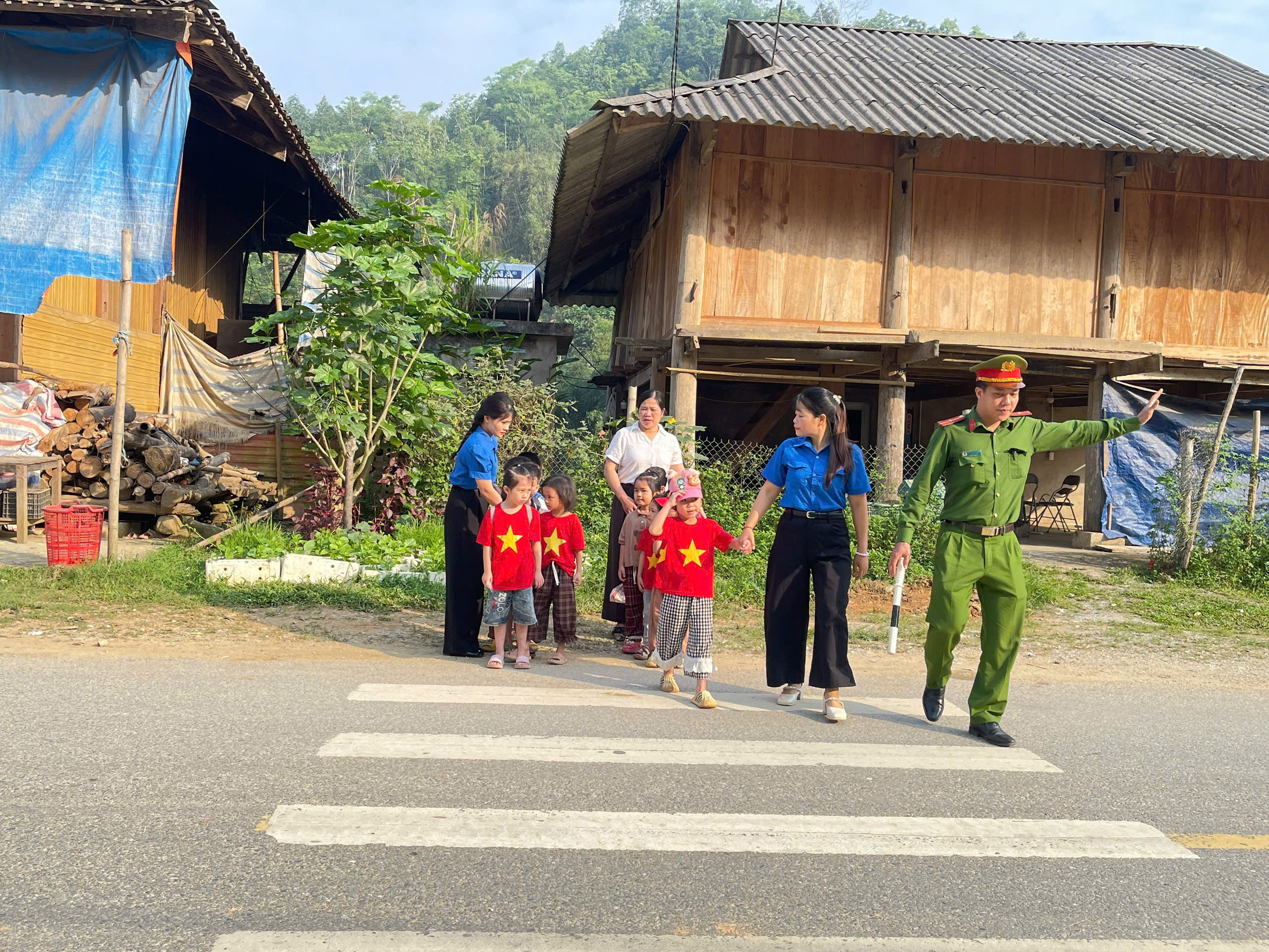 CÔNG AN XÃ THƯỢNG NÔNG TRIỂN KHAI MÔ HÌNH “CỔNG TRƯỜNG AN TOÀN GIAO THÔNG”