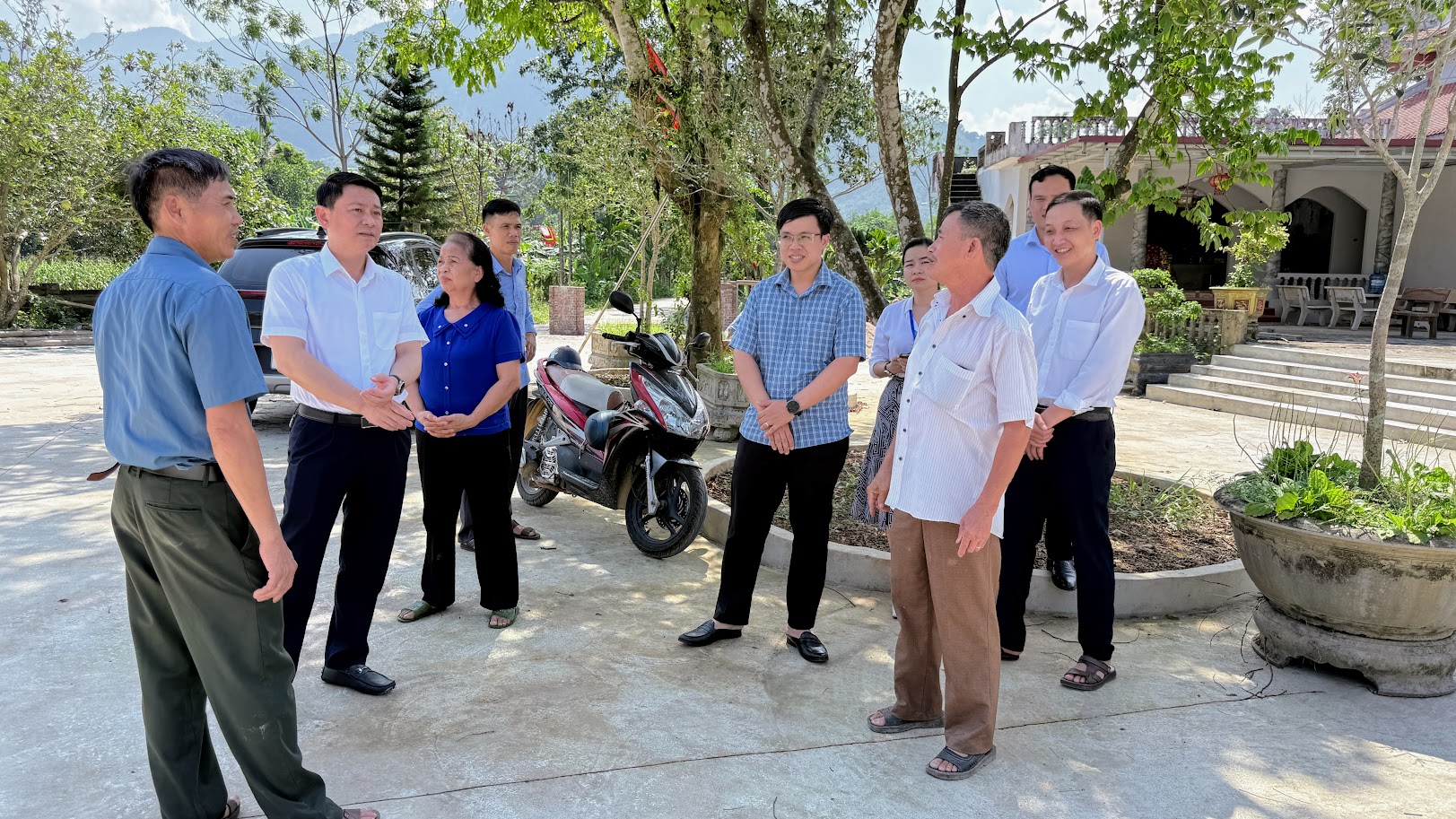 Bí thư Đảng ủy Nguyễn Trung Nguyên làm việc với thôn Tân Tiến 