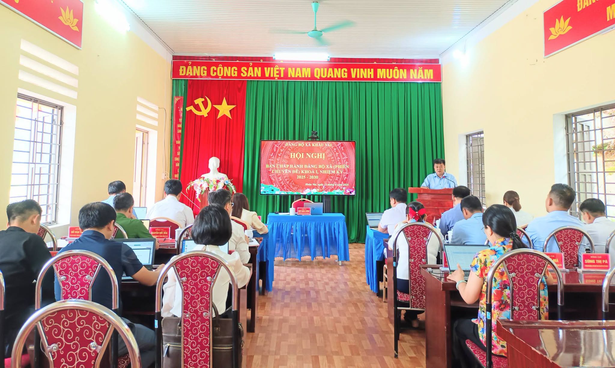 Hội nghị Ban Chấp hành Đảng bộ xã (phiên chuyên đề)