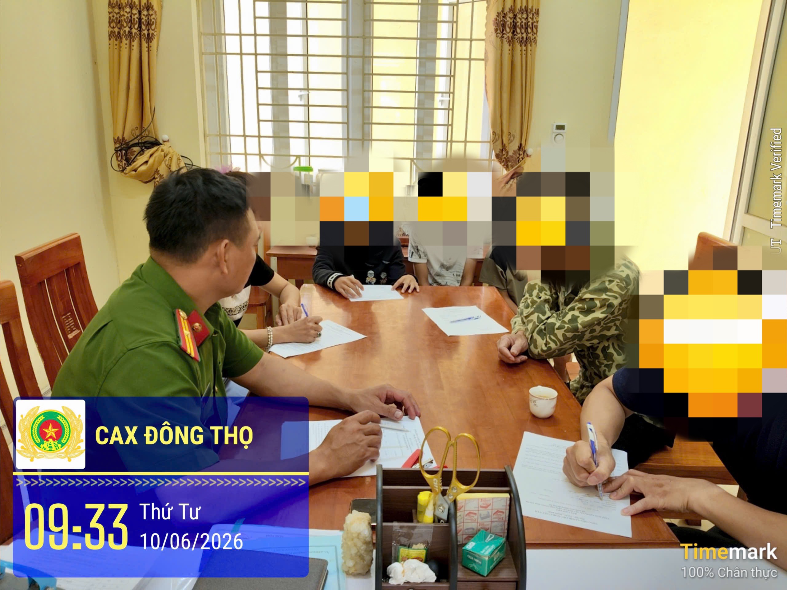 CÔNG AN XÃ ĐÔNG THỌ TUYÊN TRUYỀN, GIÁO DỤC NHÓM HỌC SINH CÓ HÀNH VI ĐI XE ĐẠP "BỐC ĐẦU", LẠNG LÁCH TRONG DỊP NGHỈ HÈ