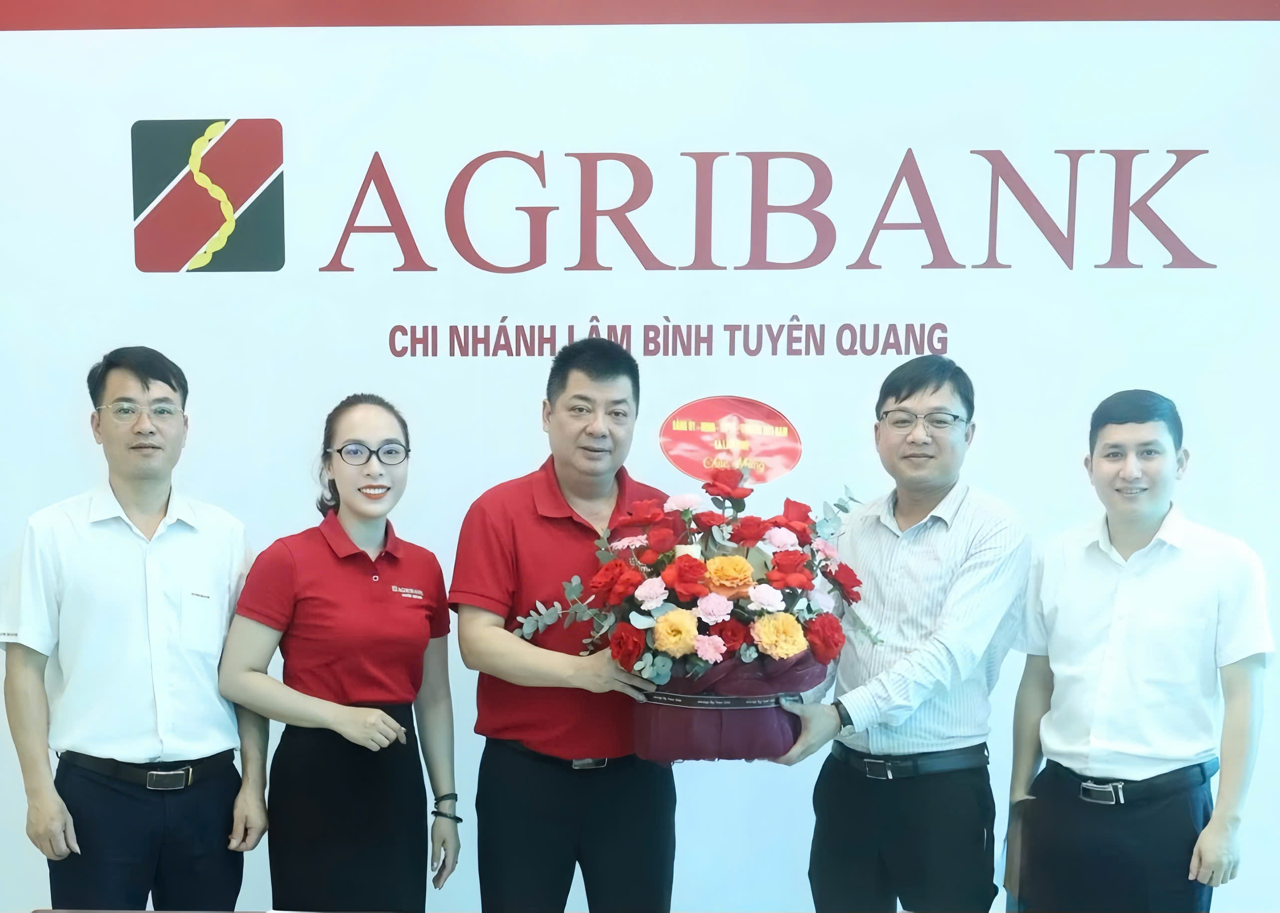 Lãnh đạo xã Lâm Bình chúc mừng Ngân hàng Agribank Chi nhánh Lâm Bình nhân dịp kỷ niệm 38 năm Ngày thành lập