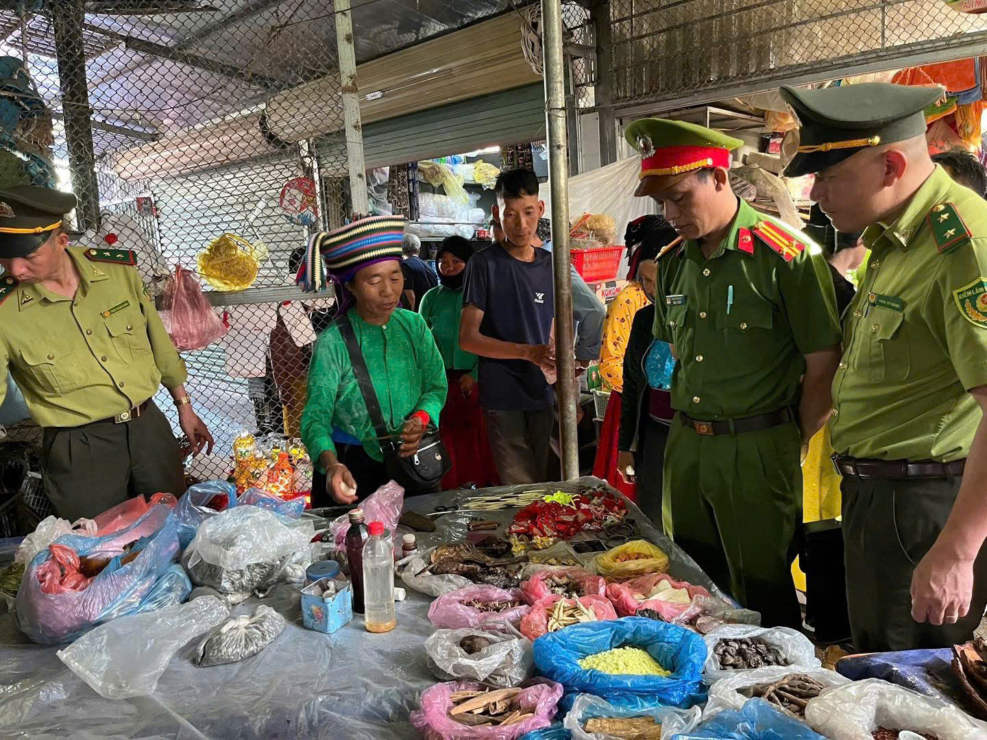 CÔNG AN XÃ ĐỒNG VĂN PHỐI HỢP KIỂM TRA, TUYÊN TRUYỀN PHÒNG NGỪA VI PHẠM PHÁP LUẬT VỀ ĐỘNG VẬT HOANG DÃ