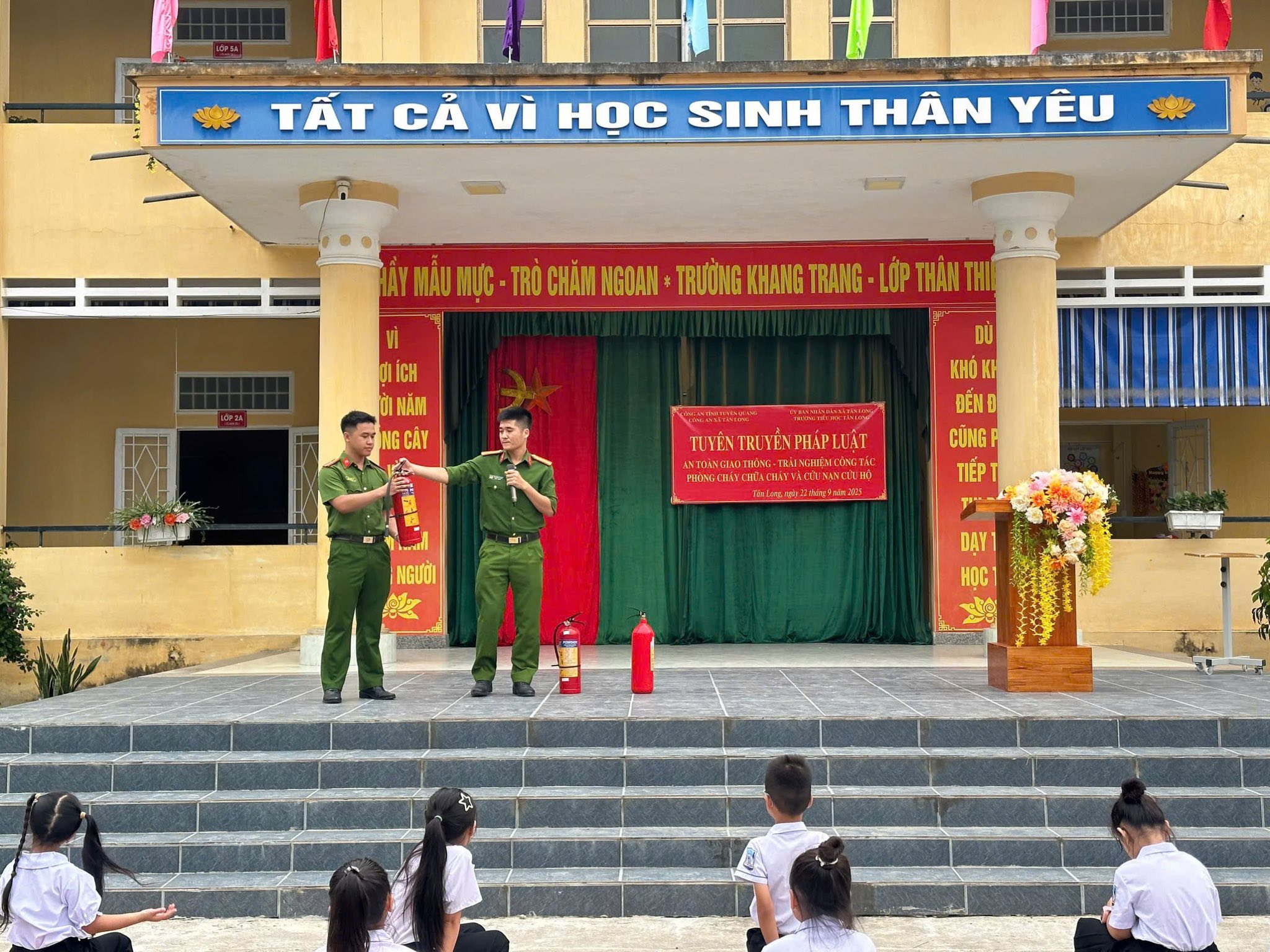 CÔNG AN XÃ TÂN LONG TỔ CHỨC TUYÊN TRUYỀN GIÁO DỤC PHÁP LUẬT CHO HỌC SINH