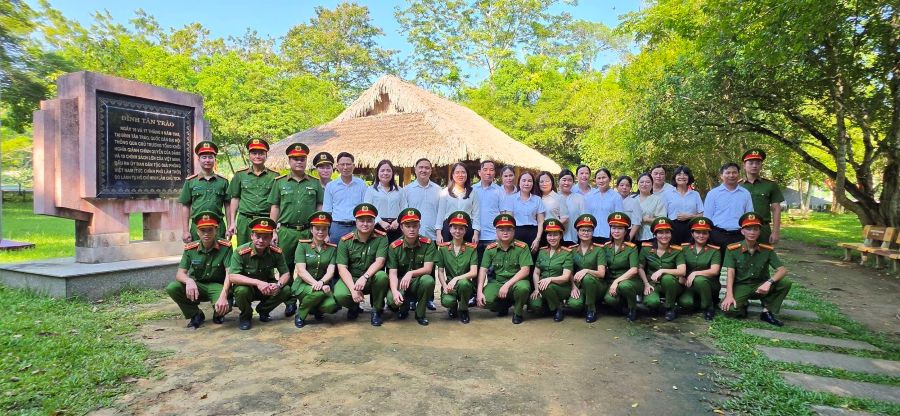 Chi bộ c ác cơ quan Đảng và Chi bộ Công an xã Bắc Quang  sinh hoạt chuyên đề kết hợp hành trình về nguồn 