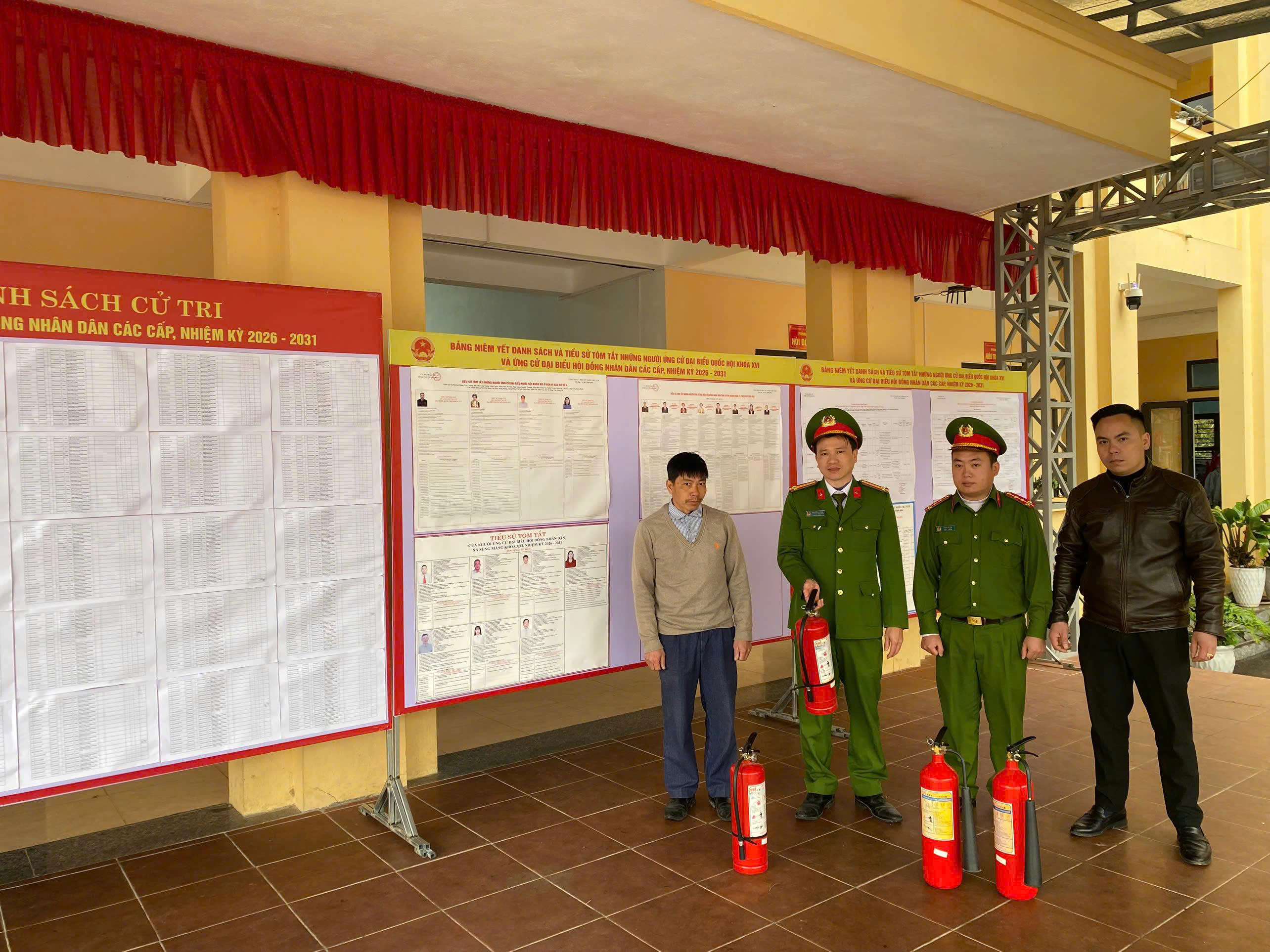 KIỂM TRA, HƯỚNG DẪN CÔNG TÁC ĐẢM BẢO AN TOÀN PHÒNG CHÁY, CHỮA CHÁY VÀ CỨU NẠN, CỨU HỘ TẠI CÁC ĐIỂM BẦU CỬ