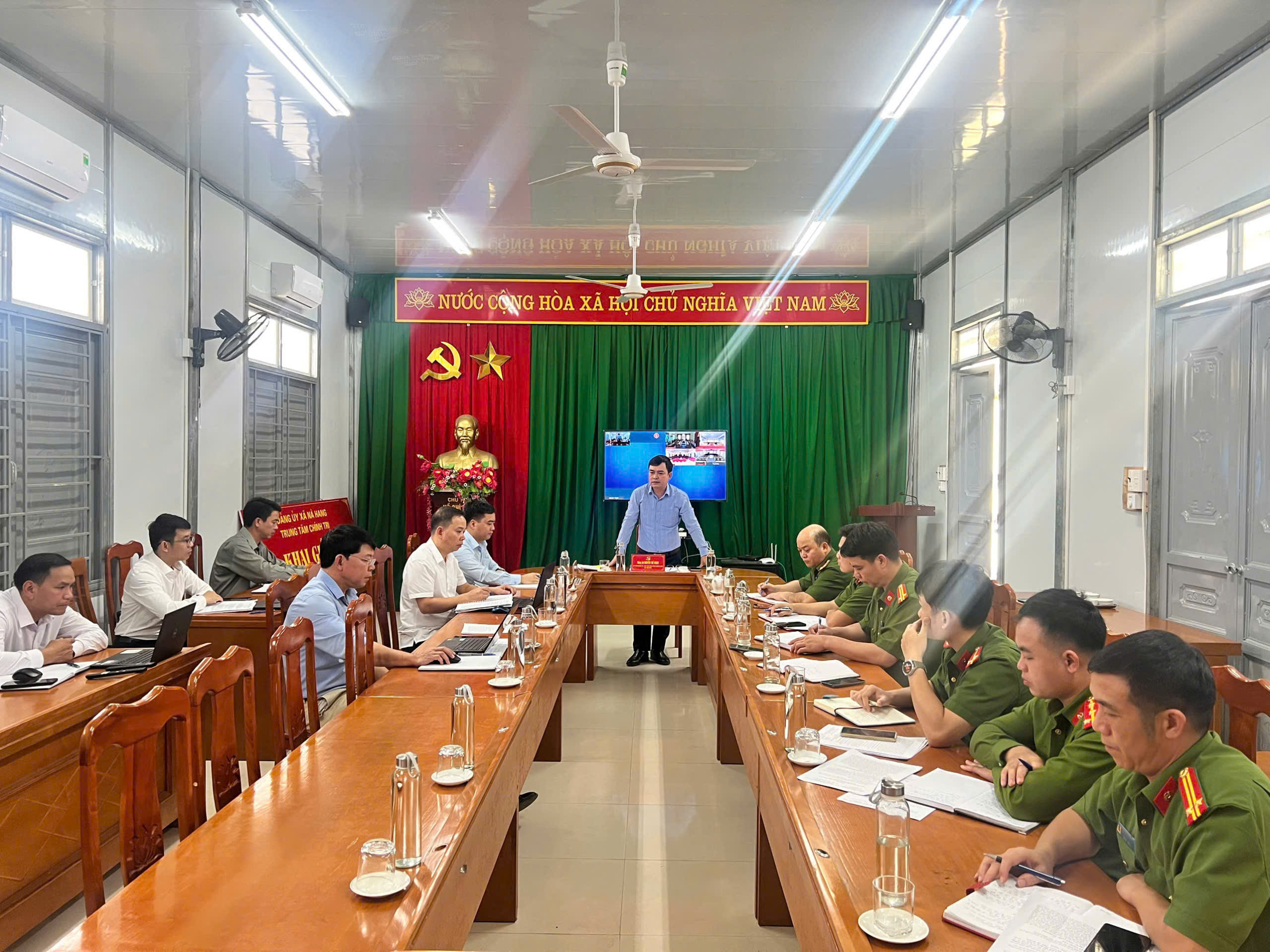 THƯỜNG TRỰC ĐẢNG UỶ XÃ LÀM VIỆC VỚI CÔNG AN XÃ YÊN HOA