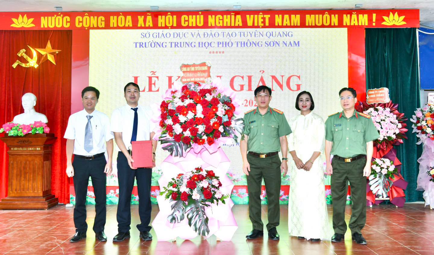 LÃNH ĐẠO CÔNG AN TỈNH TUYÊN QUANG DỰ KHAI GIẢNG, CHÚC MỪNG THẦY VÀ TRÒ CÁC TRƯỜNG THPT